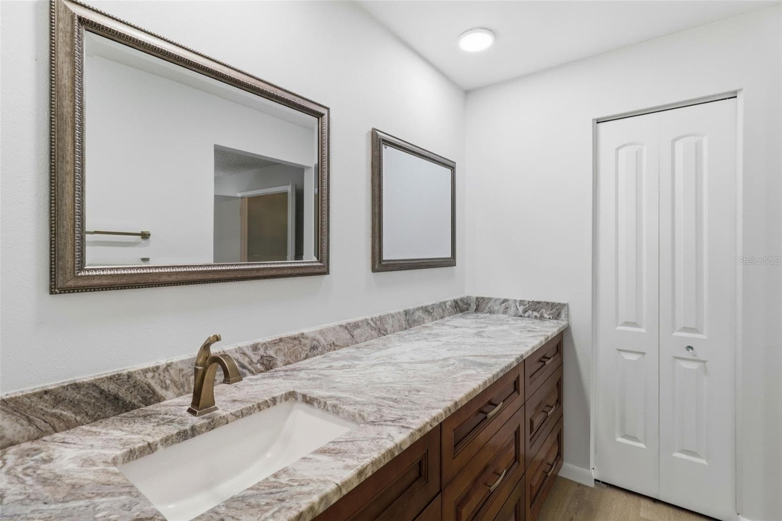 Second sink/vanity and linen closet in Primary - 302 BLOOMINGFIELD DR, BRANDON