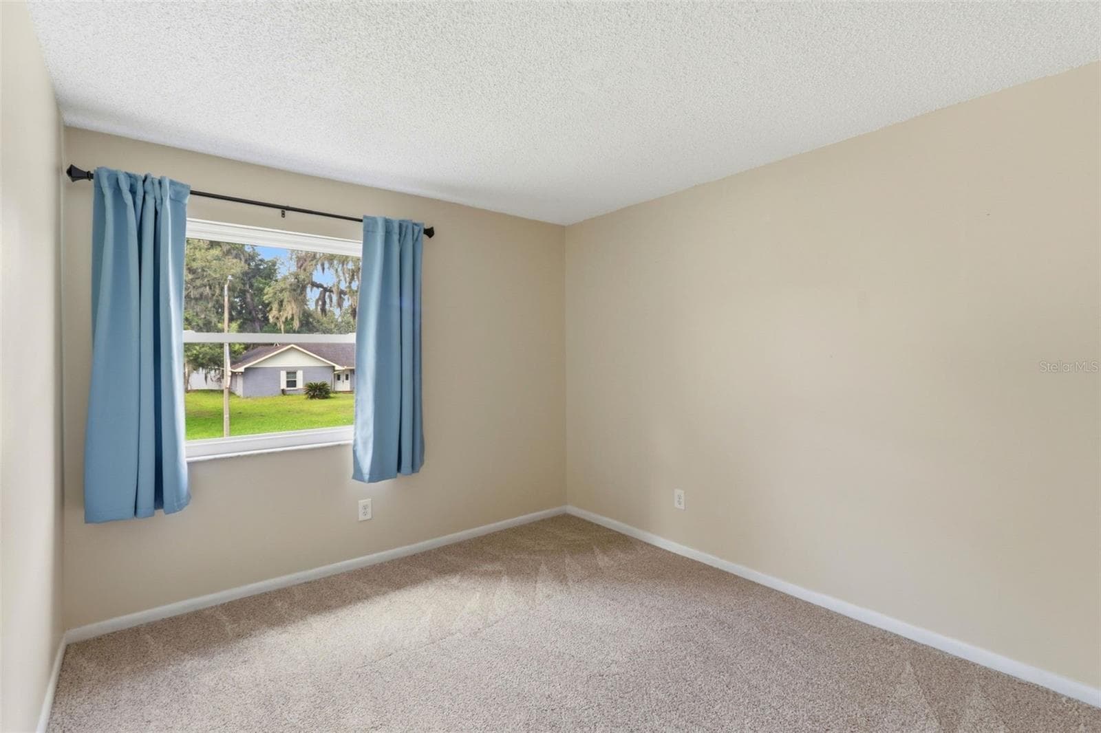Bedroom 2 Window - 302 BLOOMINGFIELD DR, BRANDON