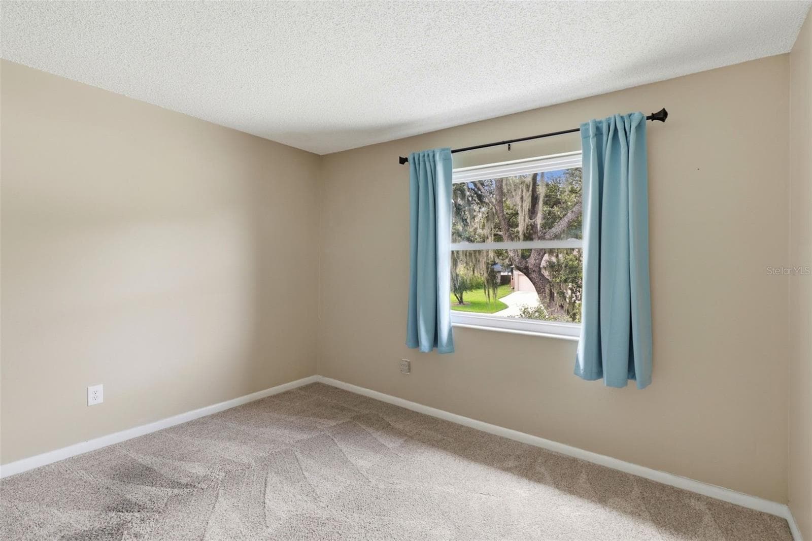 Bedroom 3 Window - 302 BLOOMINGFIELD DR, BRANDON