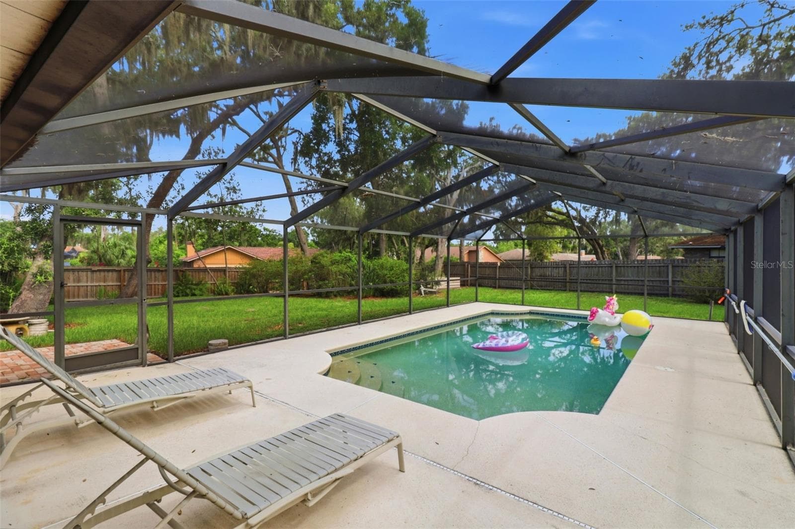 Beautiful pool and view of large private backyard - 302 BLOOMINGFIELD DR, BRANDON