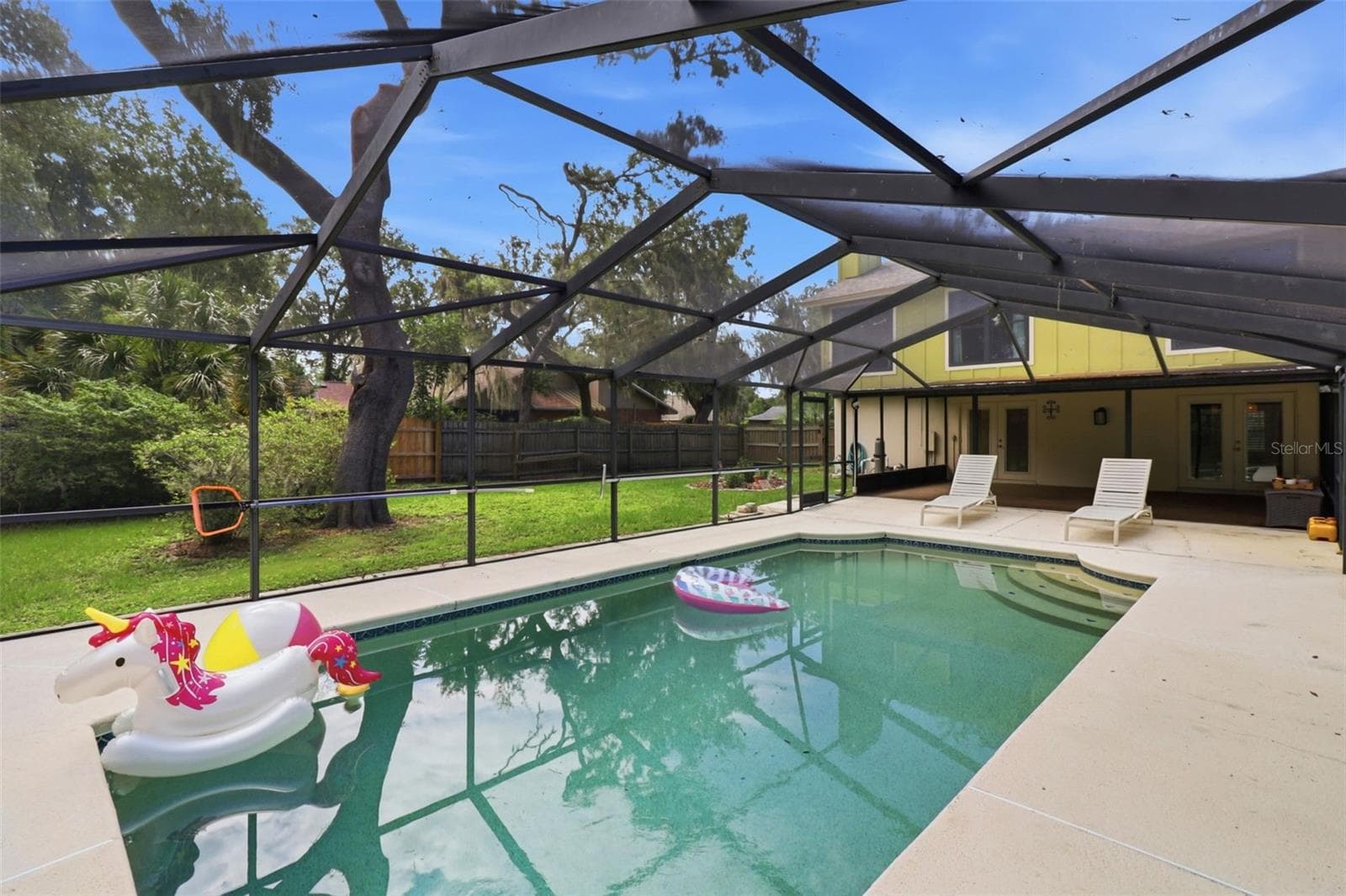 Beautiful pool with covered lanai - 302 BLOOMINGFIELD DR, BRANDON