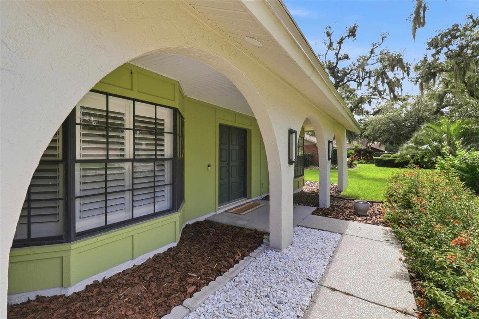 Lovely covered front door/porch - 302 BLOOMINGFIELD DR, BRANDON