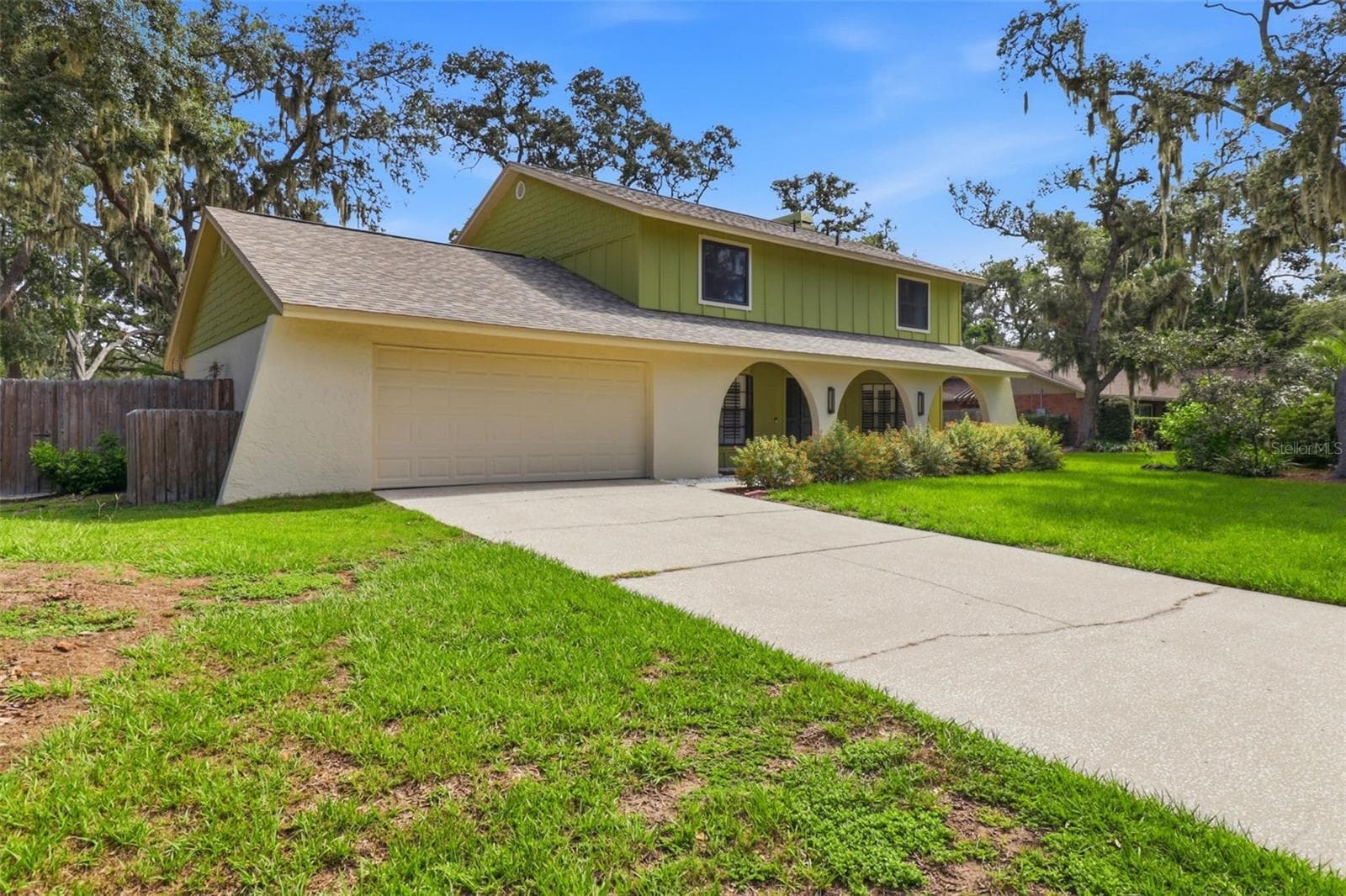 Parking for 2 in garage and 4 cars in driveway - 302 BLOOMINGFIELD DR, BRANDON