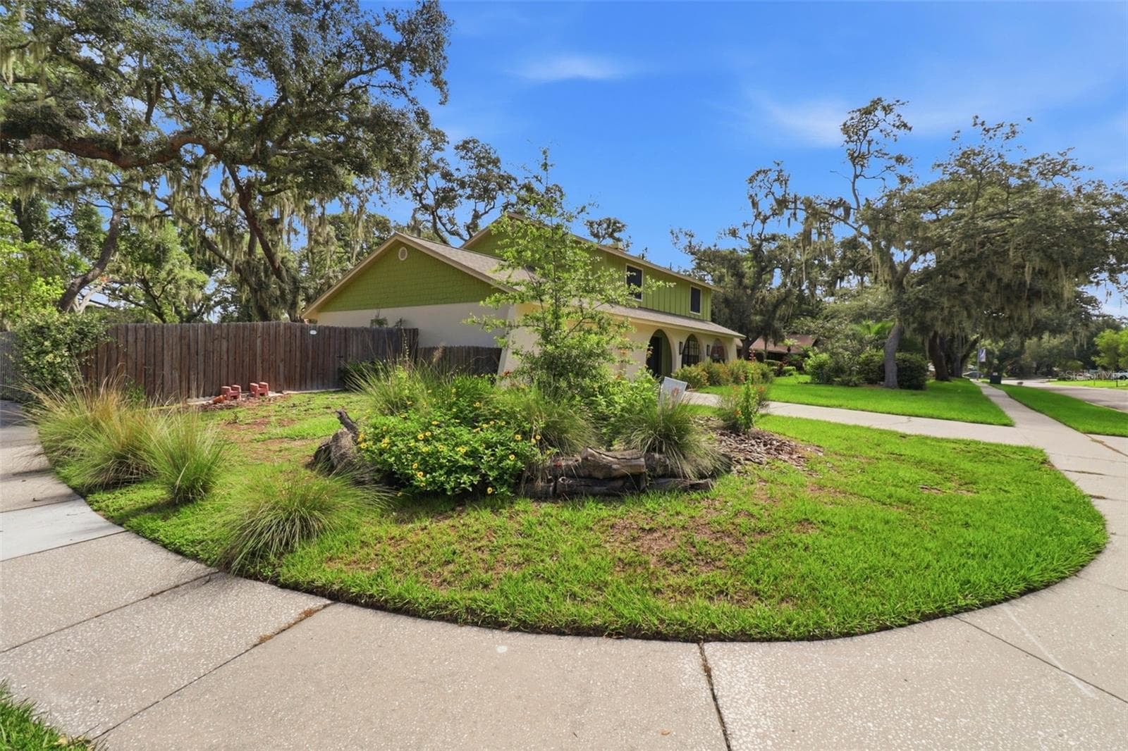 Walkable neighborhood with nice sidewalks - 302 BLOOMINGFIELD DR, BRANDON