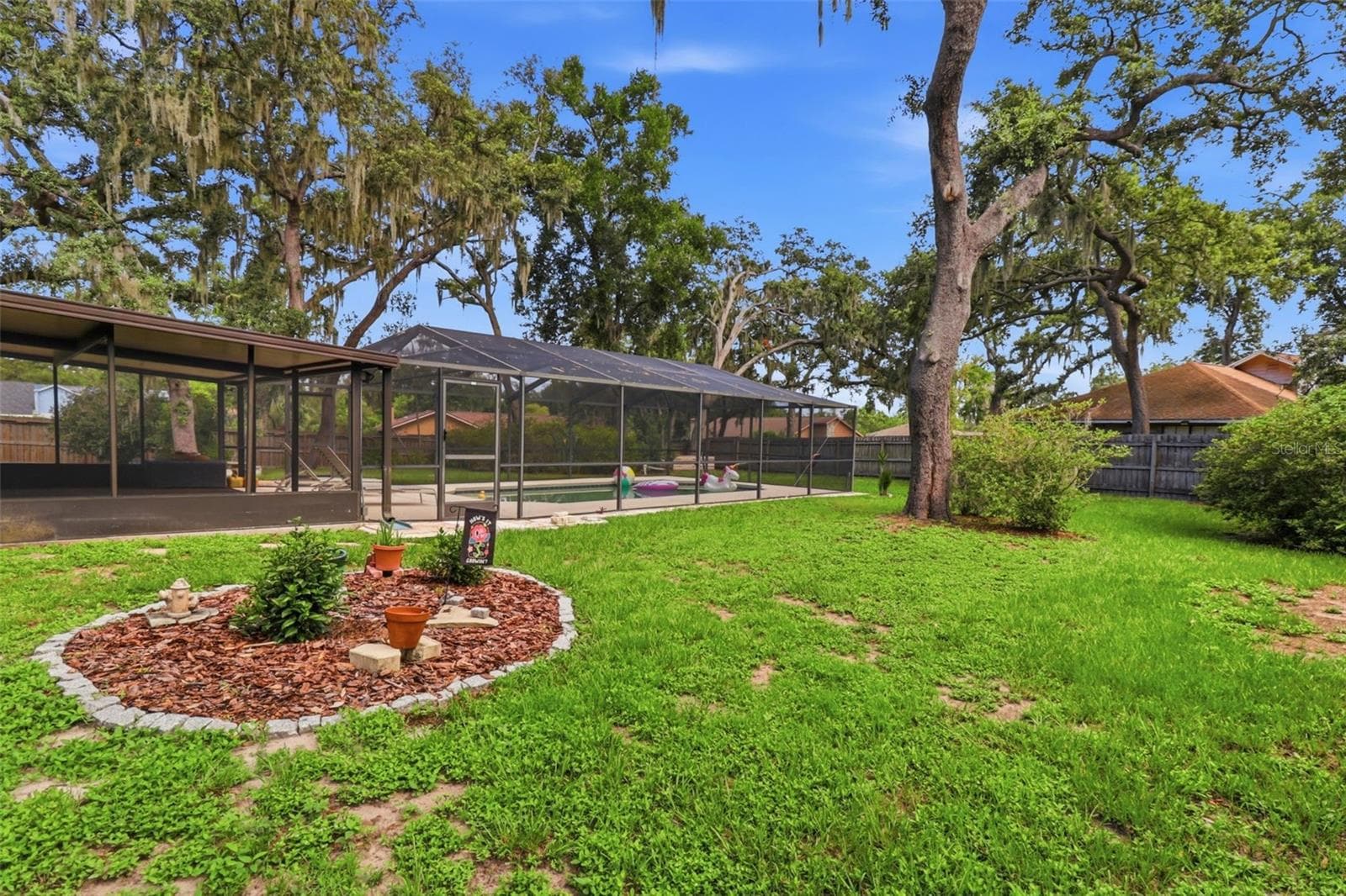 Lots of green space in backyard - 302 BLOOMINGFIELD DR, BRANDON