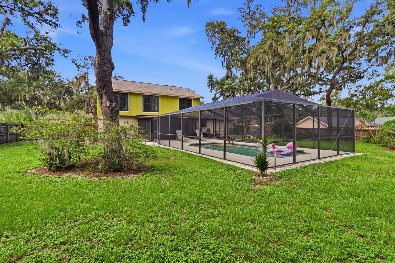 Large corner lot home with pool and LOTS of yard, fully fenced. - 302 BLOOMINGFIELD DR, BRANDON