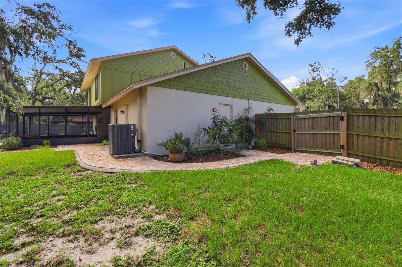 Pavered walkway from front yard to access pool - 302 BLOOMINGFIELD DR, BRANDON