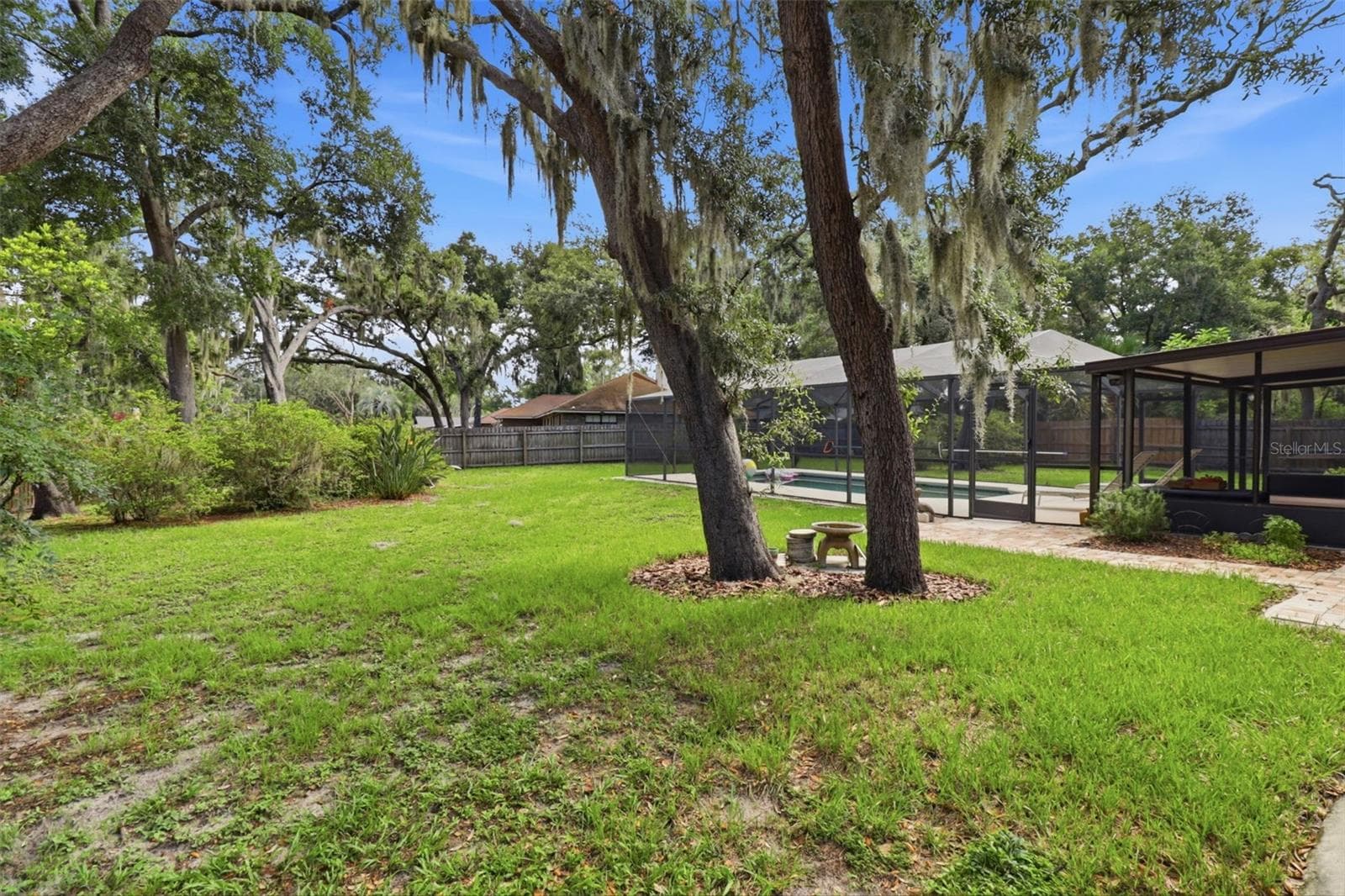View from front gate into the backyard - 302 BLOOMINGFIELD DR, BRANDON