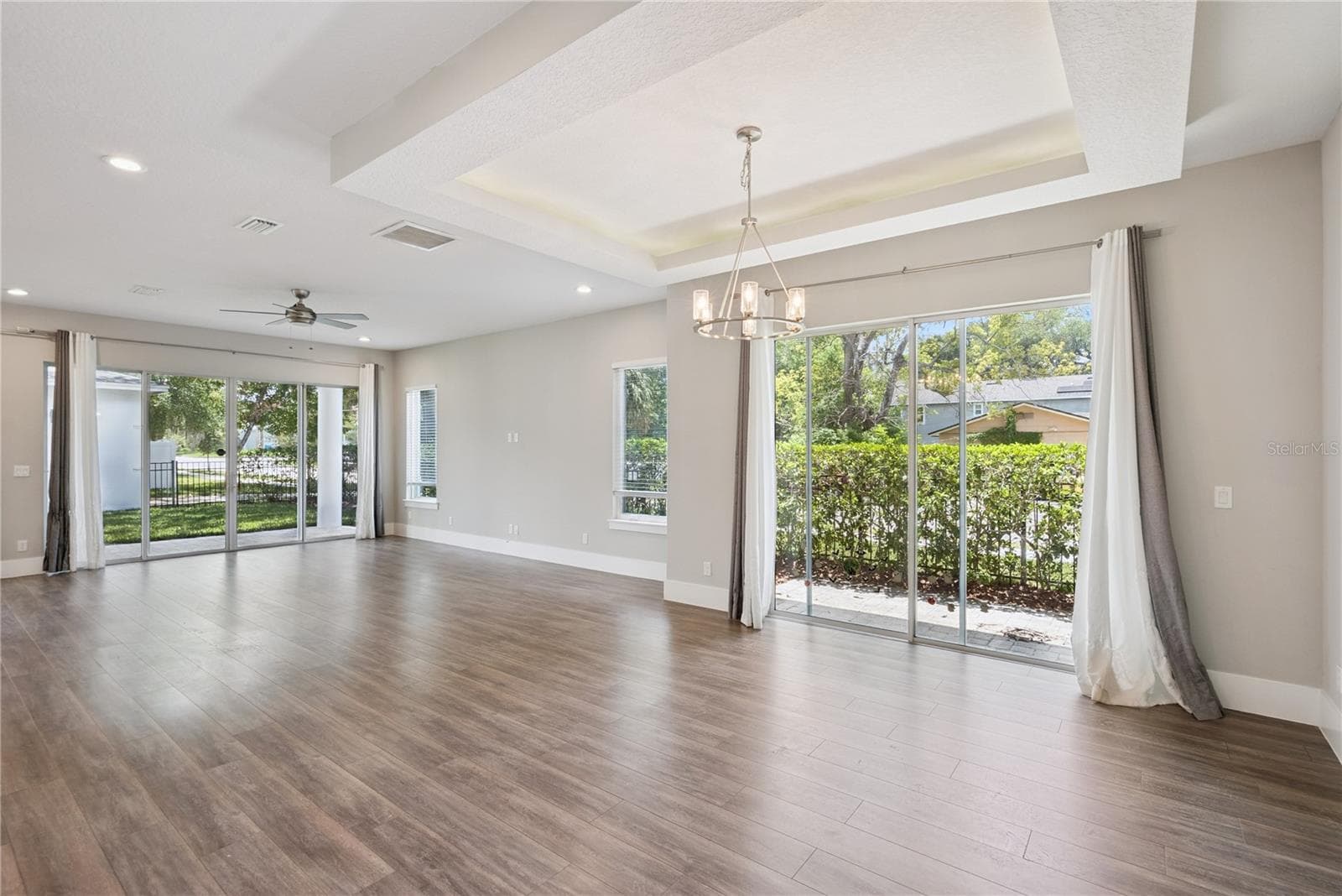 Living and dining area - 200 E GRANT ST, ORLANDO