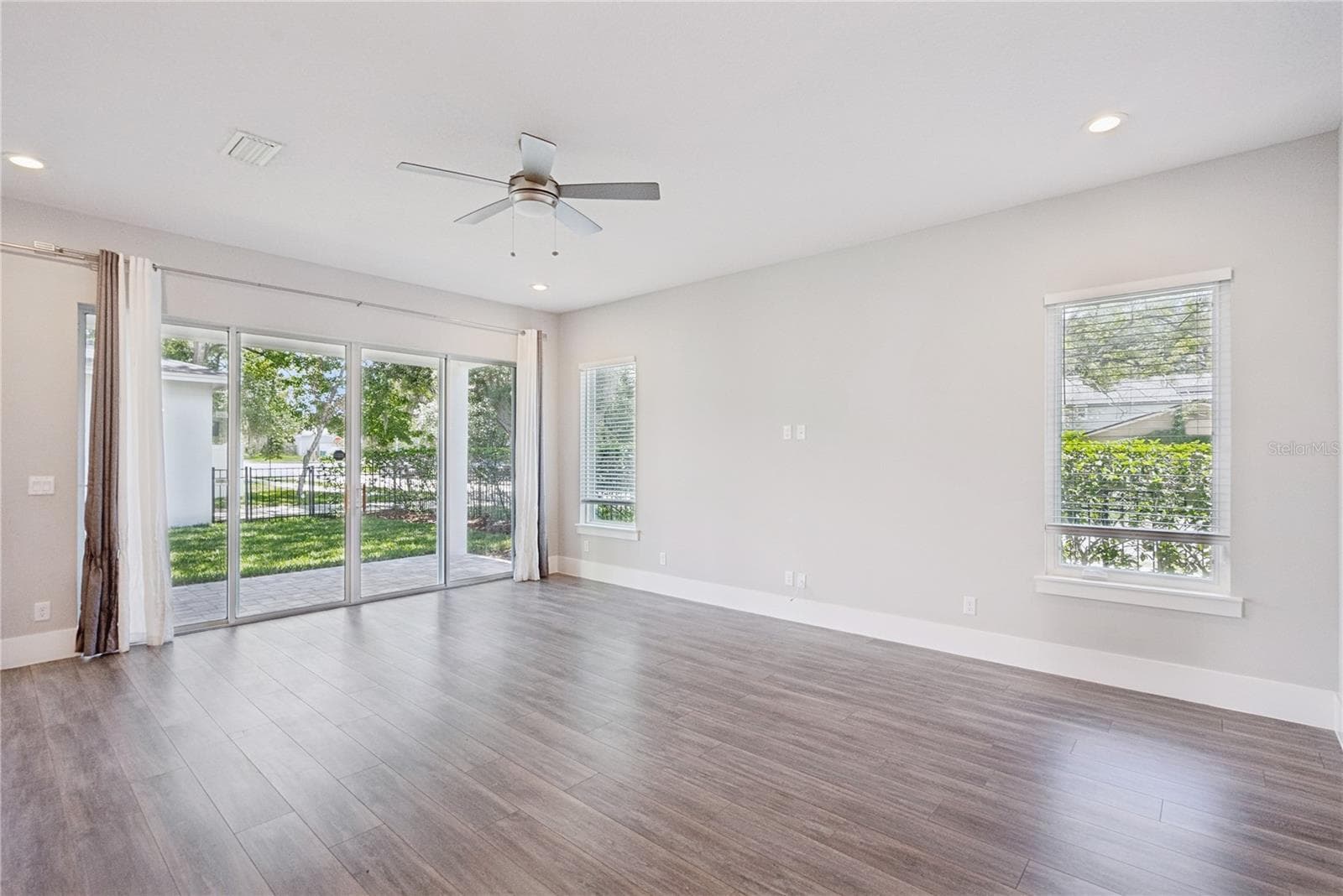 Living and dining area - 200 E GRANT ST, ORLANDO