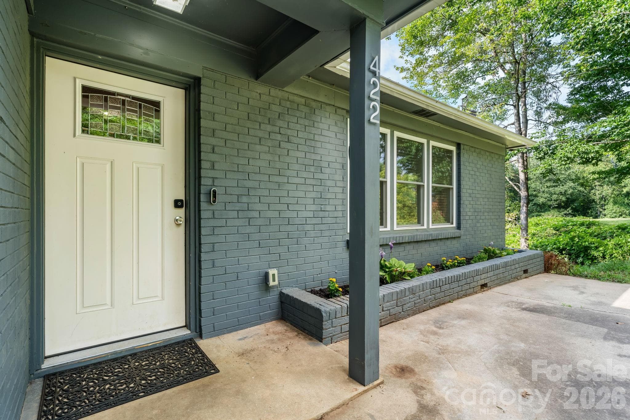 Single Family Residence at 422 Arlington Circle NW, Lenoir, photo 2 of 23