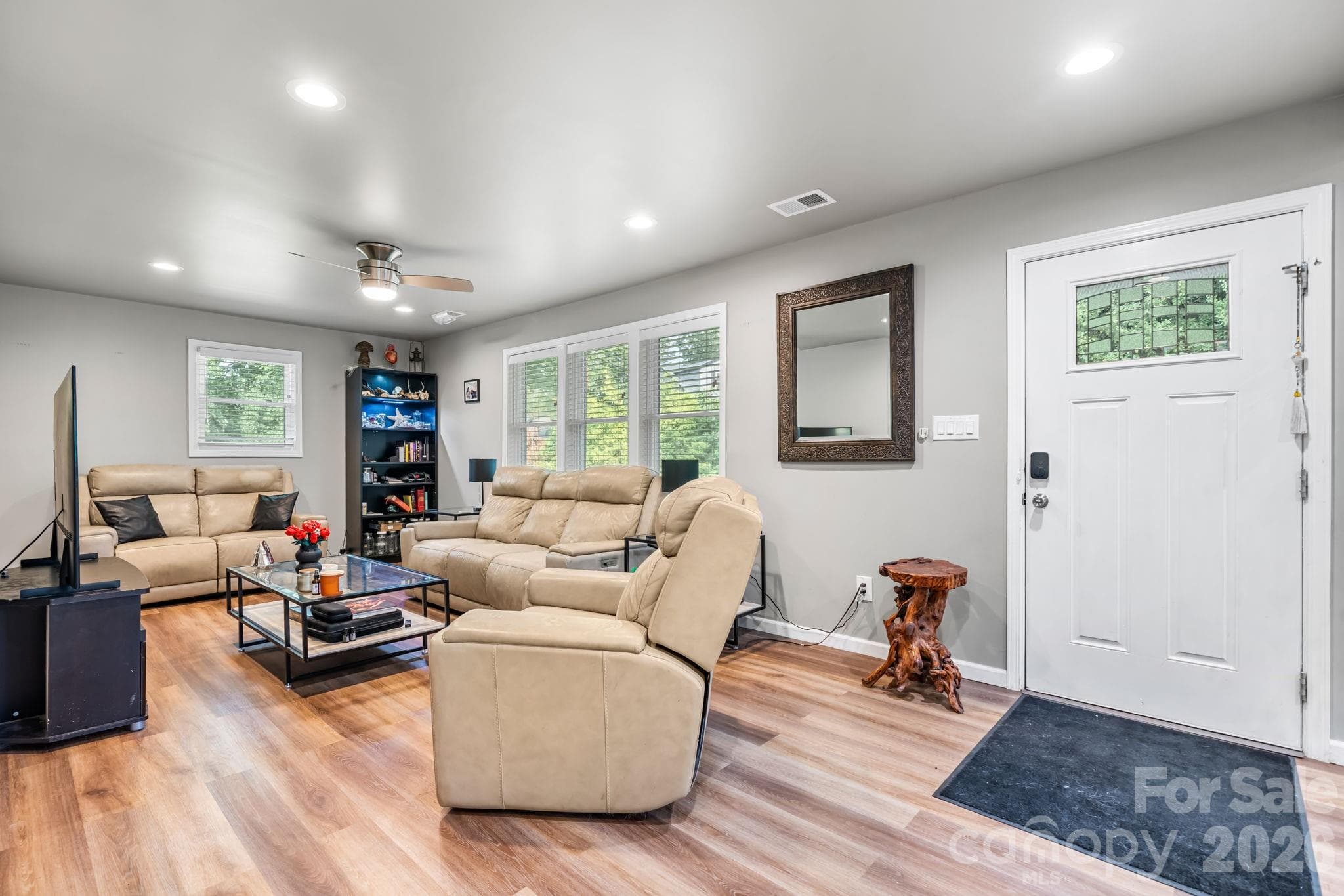 Single Family Residence at 422 Arlington Circle NW, Lenoir, photo 5 of 23