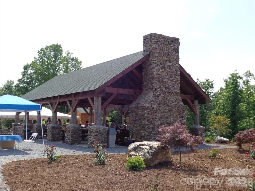 Community Shelter - 152 Woodgate Trail, Nebo