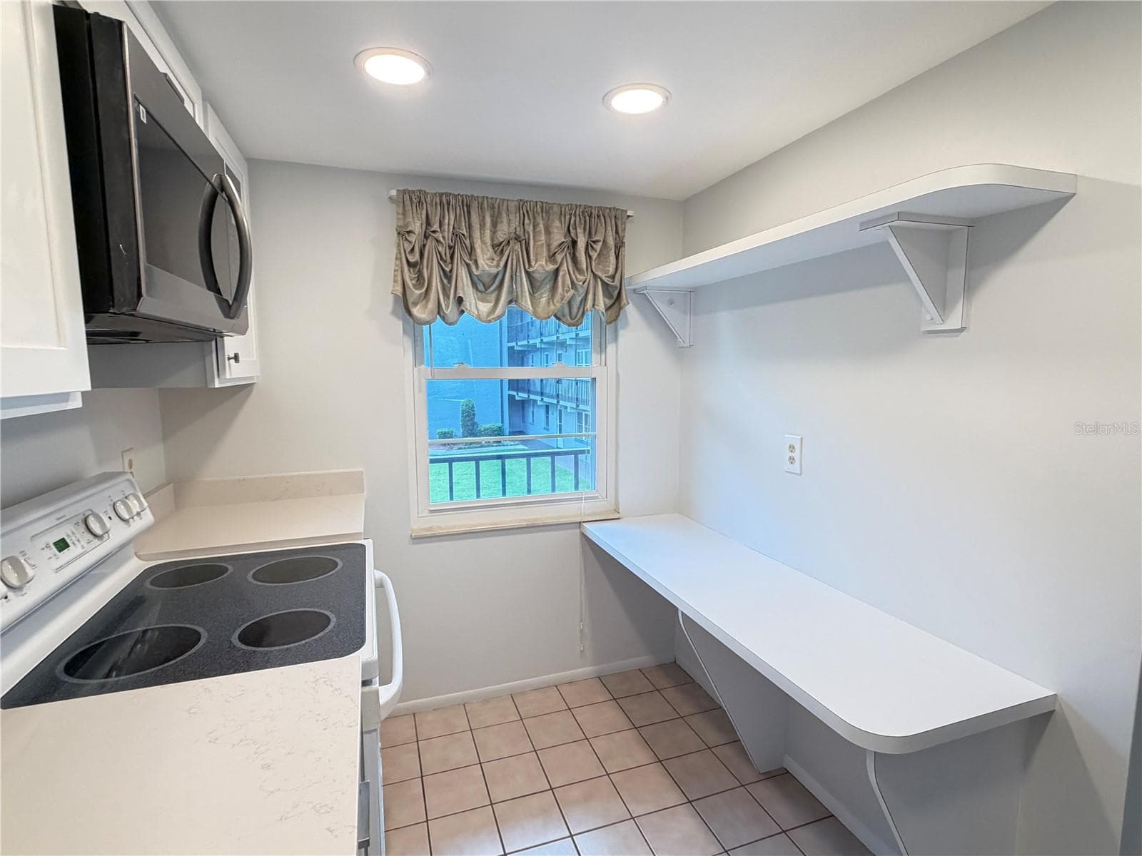 kitchen with built in work station - 333 LAKE HOWARD DR NW #211B, WINTER HAVEN