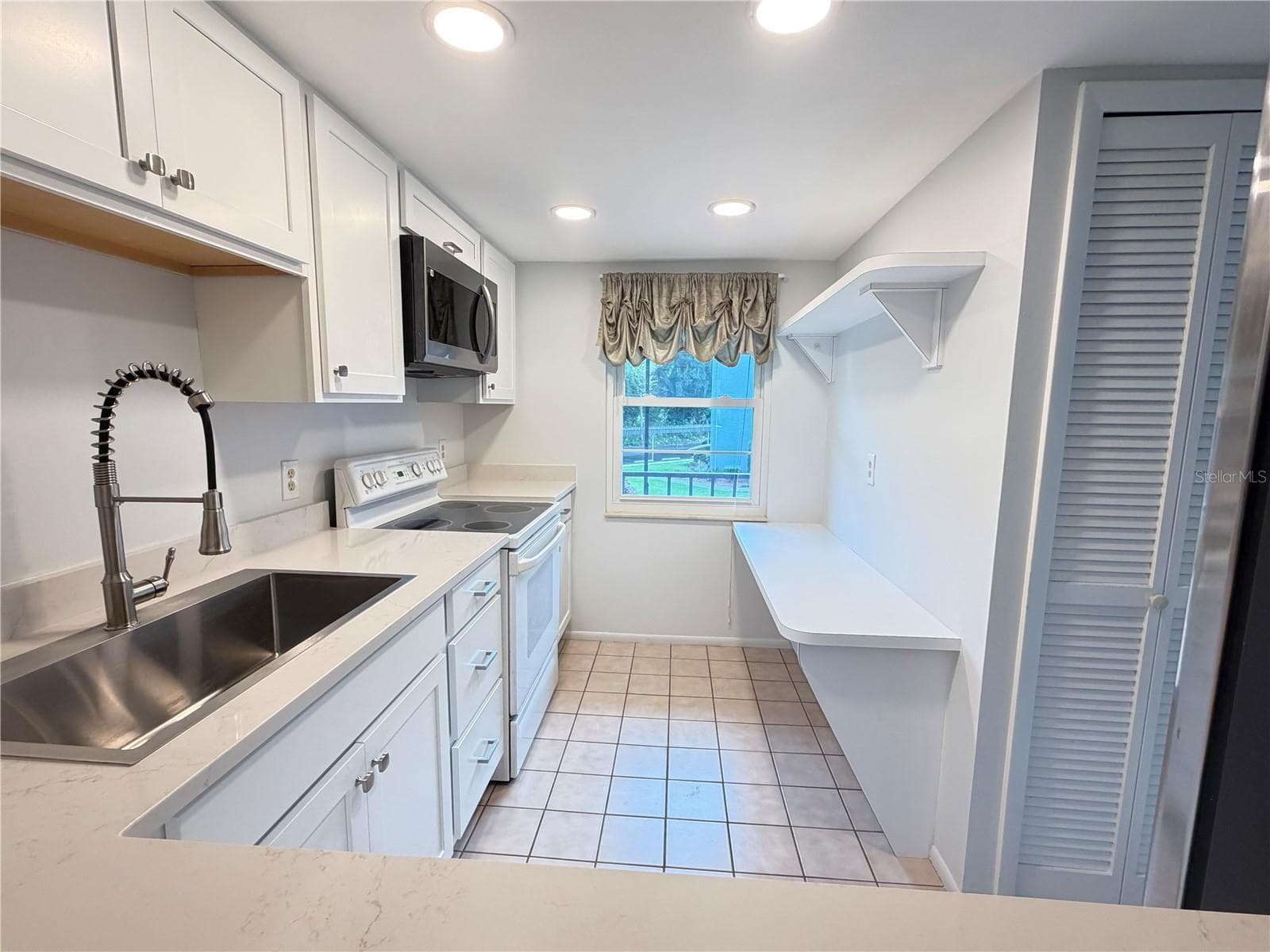 kitchen - 333 LAKE HOWARD DR NW #211B, WINTER HAVEN