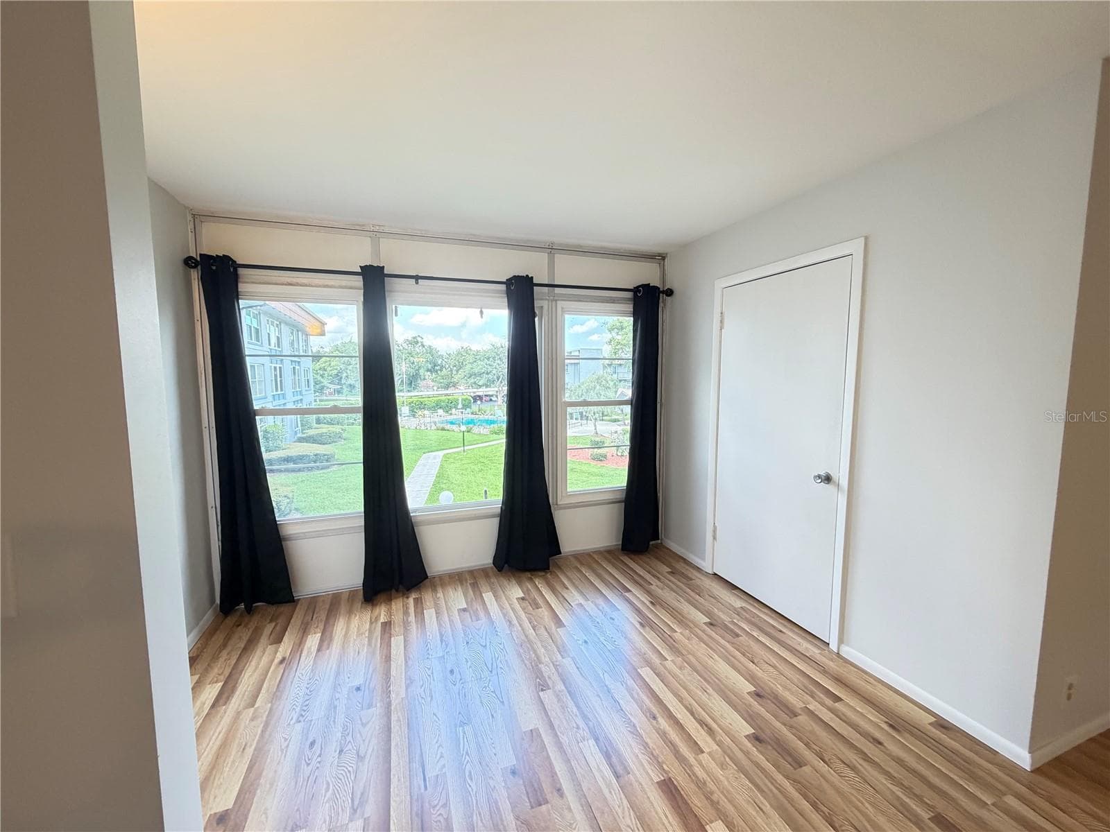 living/dining room - 333 LAKE HOWARD DR NW #211B, WINTER HAVEN