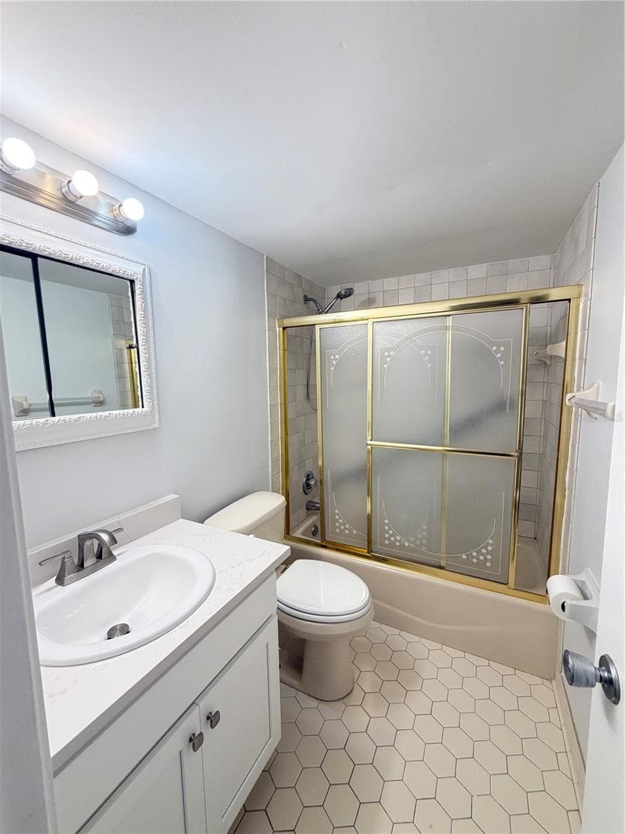 guest bathroom - 333 LAKE HOWARD DR NW #211B, WINTER HAVEN