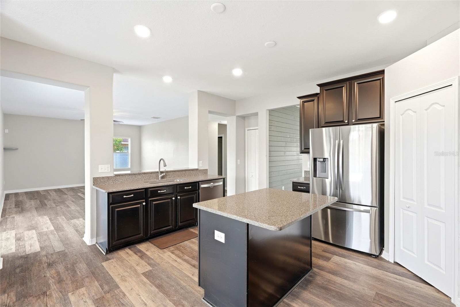 Single Family Residence at 909 MEADOW GLADE DR, RUSKIN, photo 8 of 66