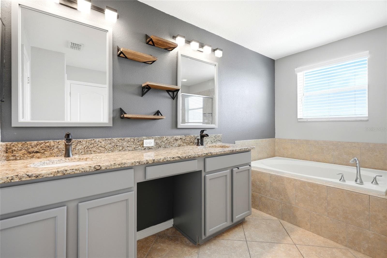 Single Family Residence at 909 MEADOW GLADE DR, RUSKIN, photo 24 of 66