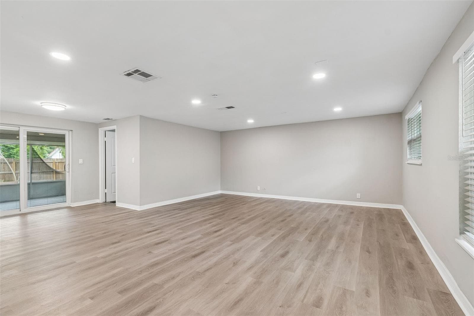 Single Family Residence at 1124 JADEWOOD AVE, CLEARWATER, photo 4 of 45