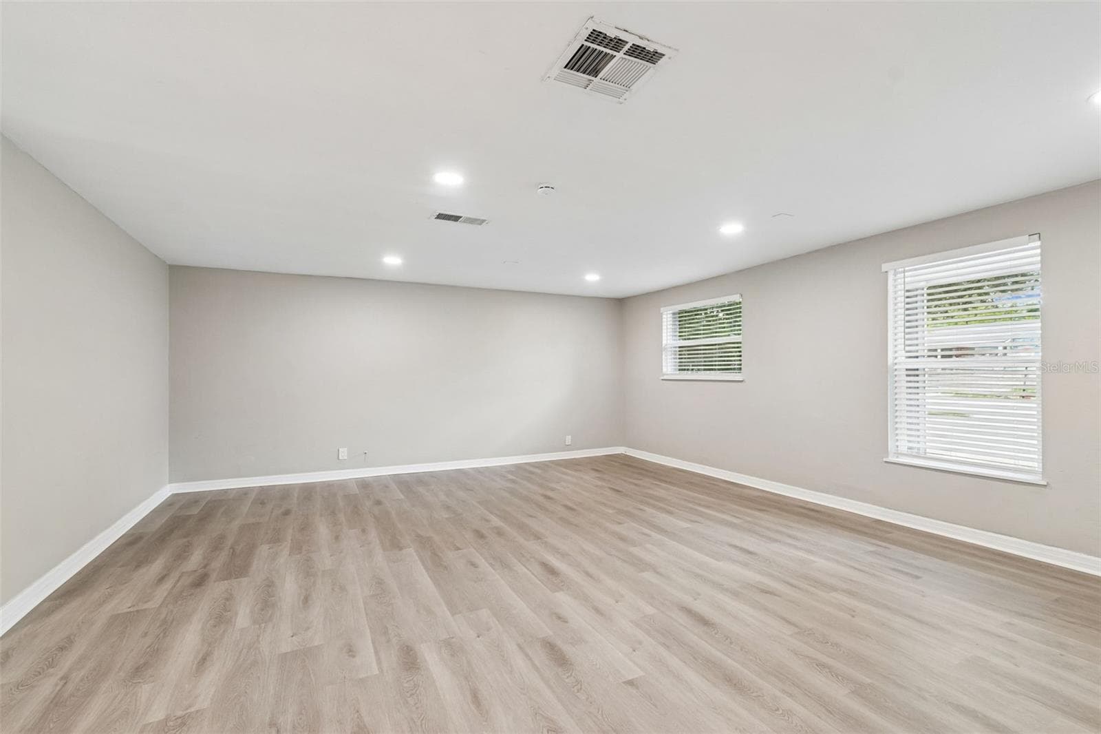 Single Family Residence at 1124 JADEWOOD AVE, CLEARWATER, photo 6 of 45