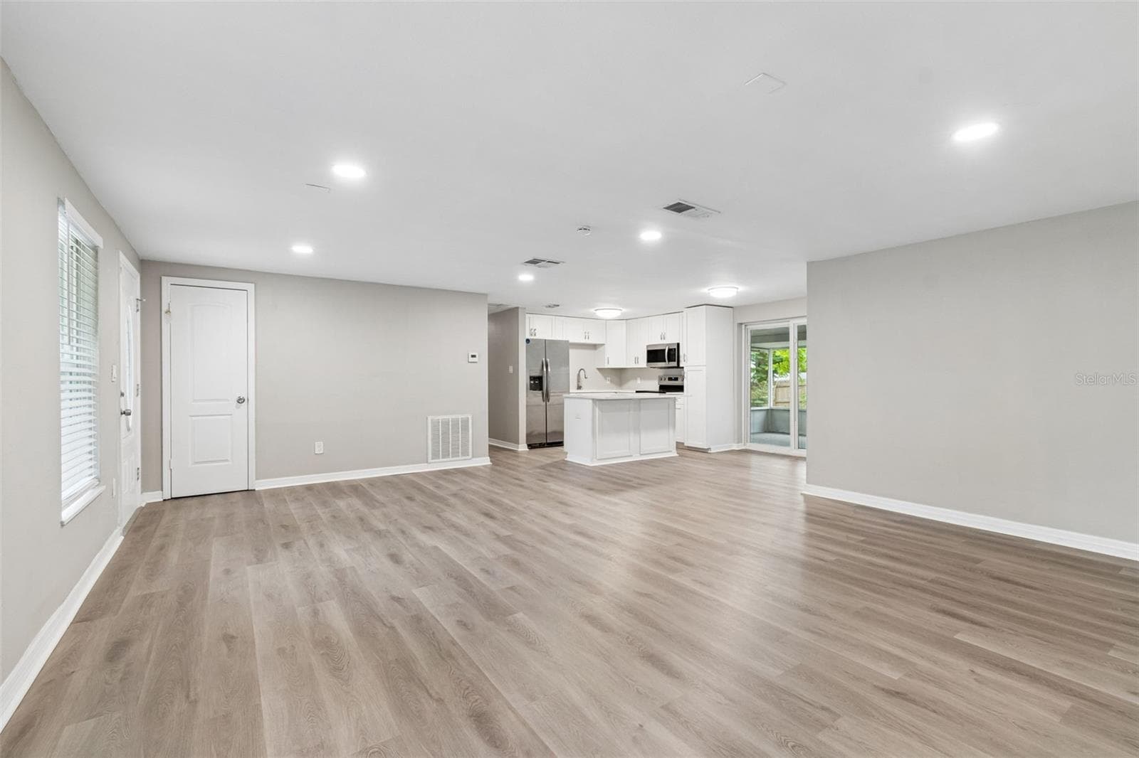 Single Family Residence at 1124 JADEWOOD AVE, CLEARWATER, photo 8 of 45