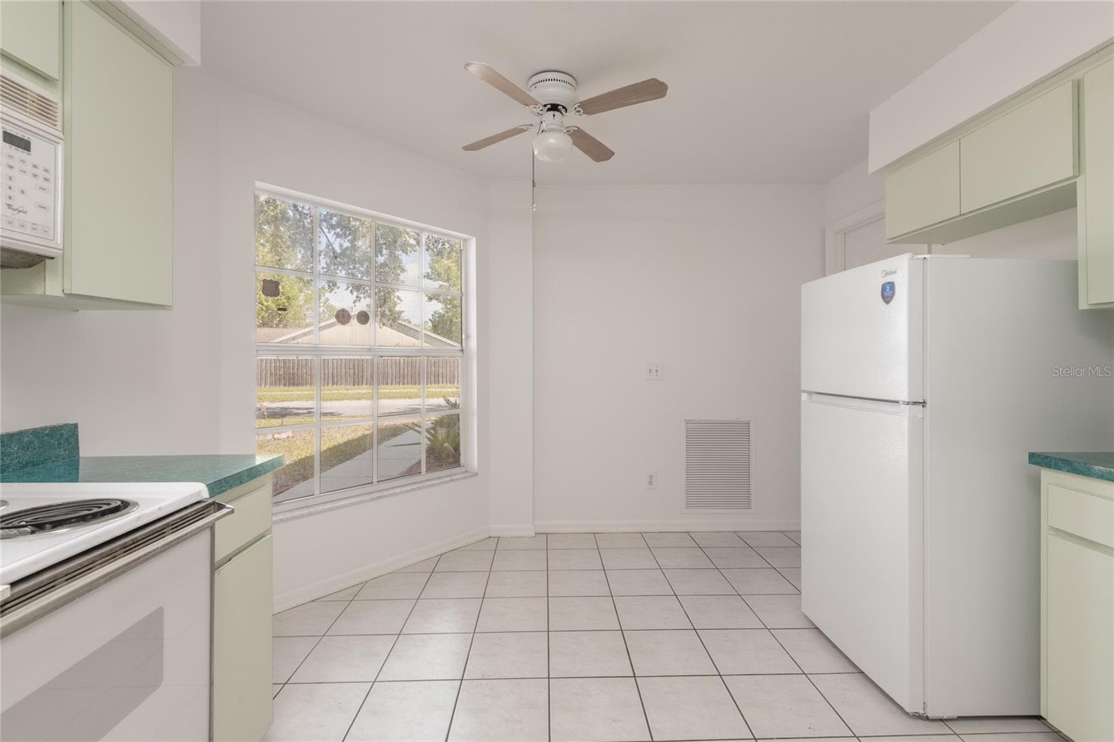 Room for a table in the kitchen! - 1914 WOODCUT DR, LUTZ