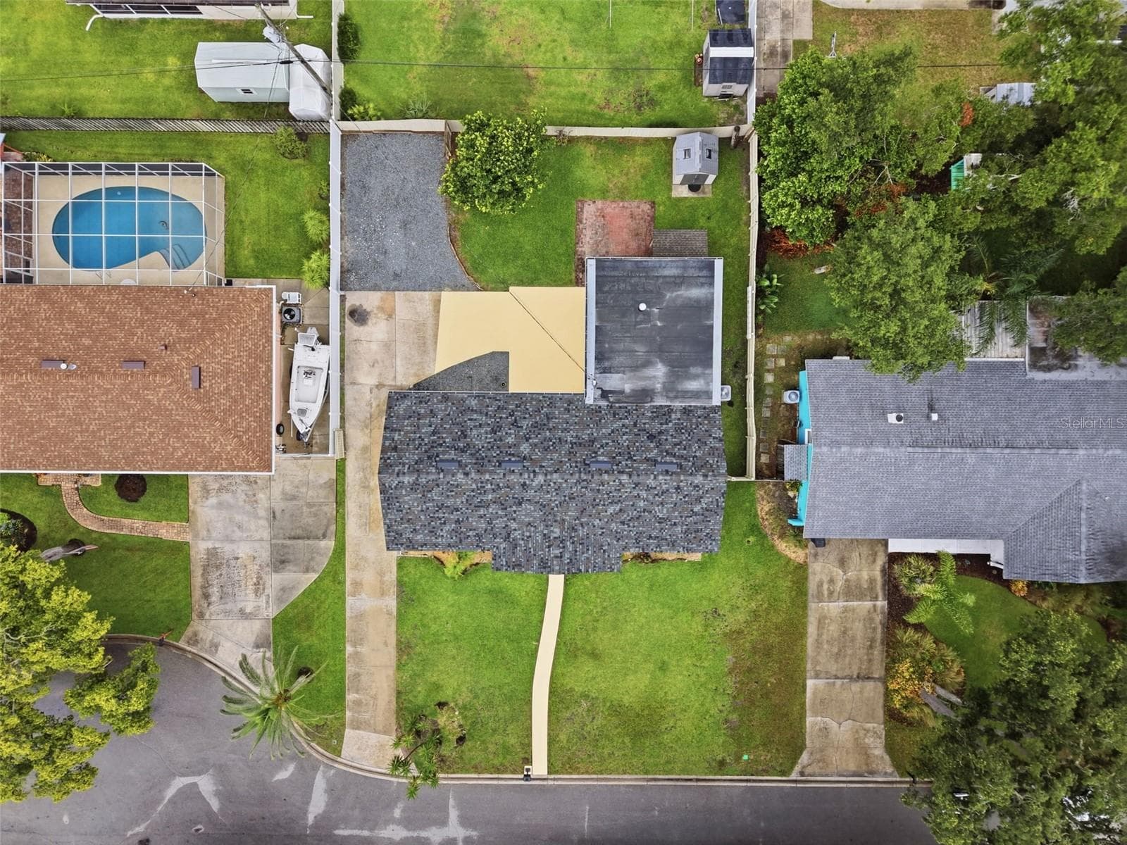 Enjoy a fully fenced backyard with plenty of room for entertaining, pets, or future outdoor additions. - 59 CRESTWOOD CIR, ORMOND BEACH