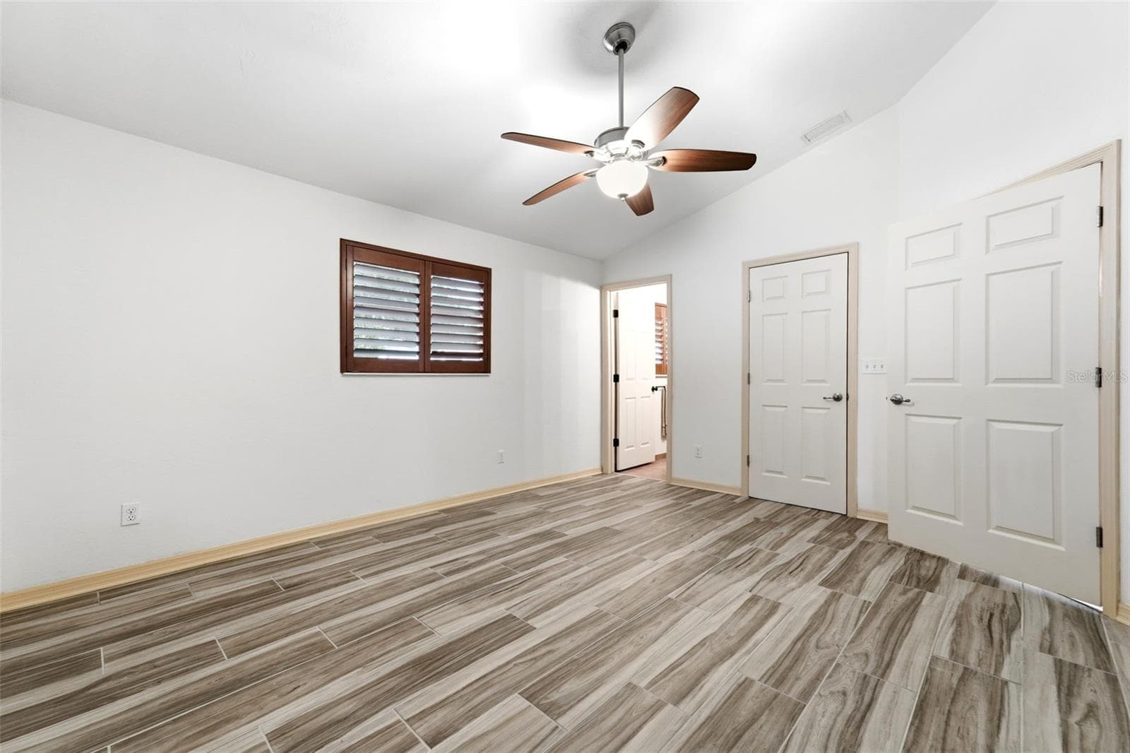 A spacious owner's suite filled with natural light and calming finishes. - 59 CRESTWOOD CIR, ORMOND BEACH