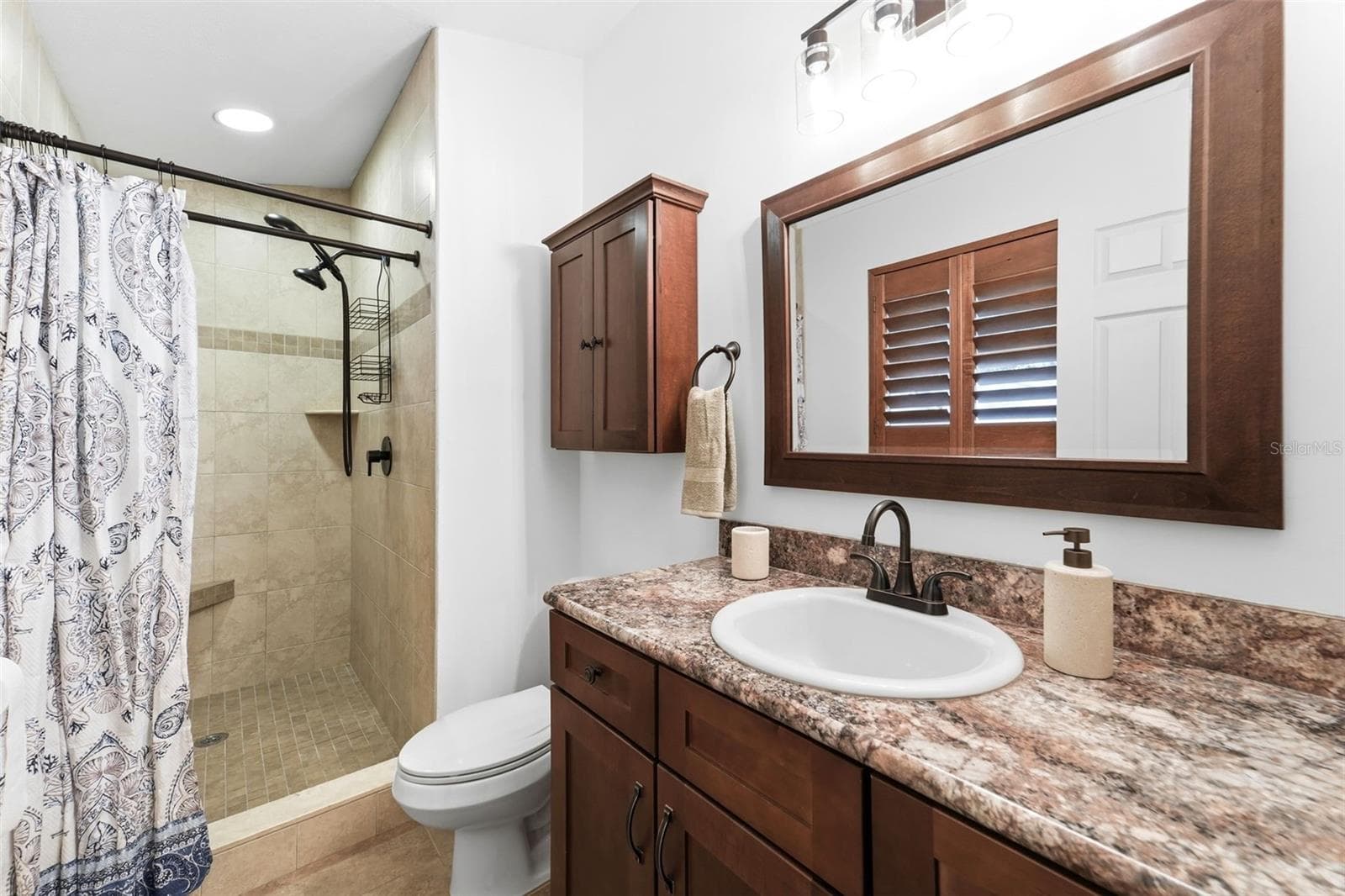 Beautifully updated with modern finishes. - 59 CRESTWOOD CIR, ORMOND BEACH