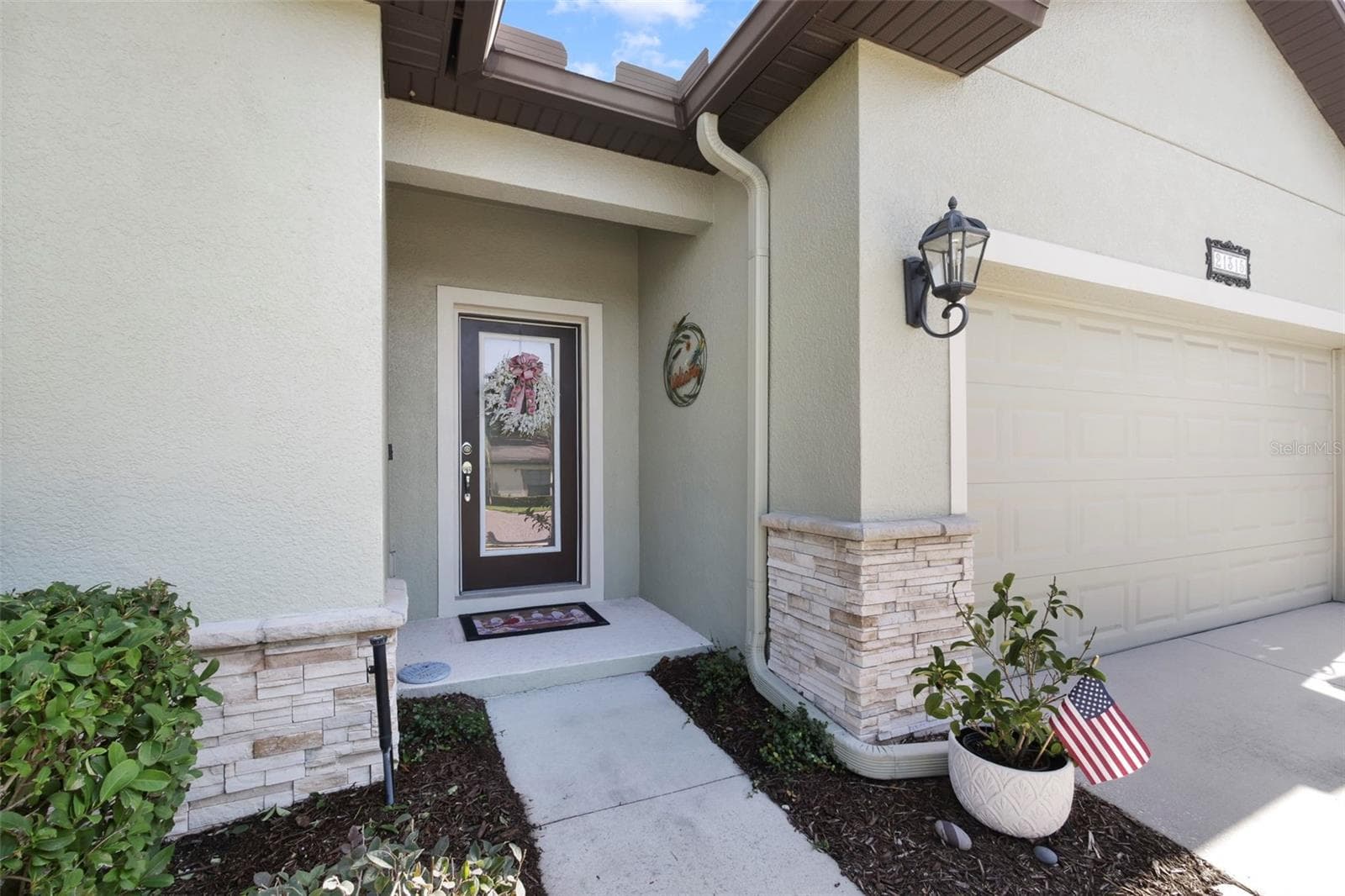 NOW COME ON IN... - 21315 SORRAIA CV, MOUNT DORA