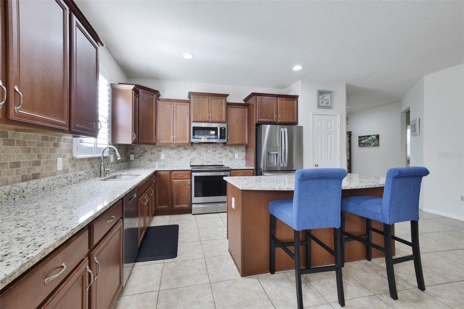 LOTS OF CABINETS AND COUNTER SPACE - 21315 SORRAIA CV, MOUNT DORA