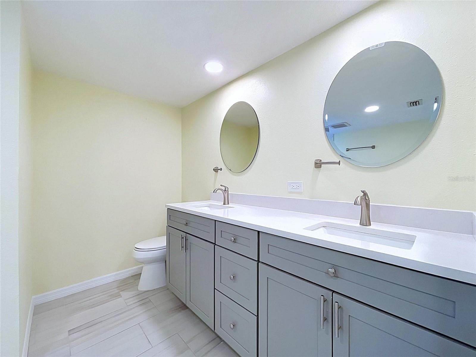With double vanities! - 7401 ISLANDER LN, HUDSON
