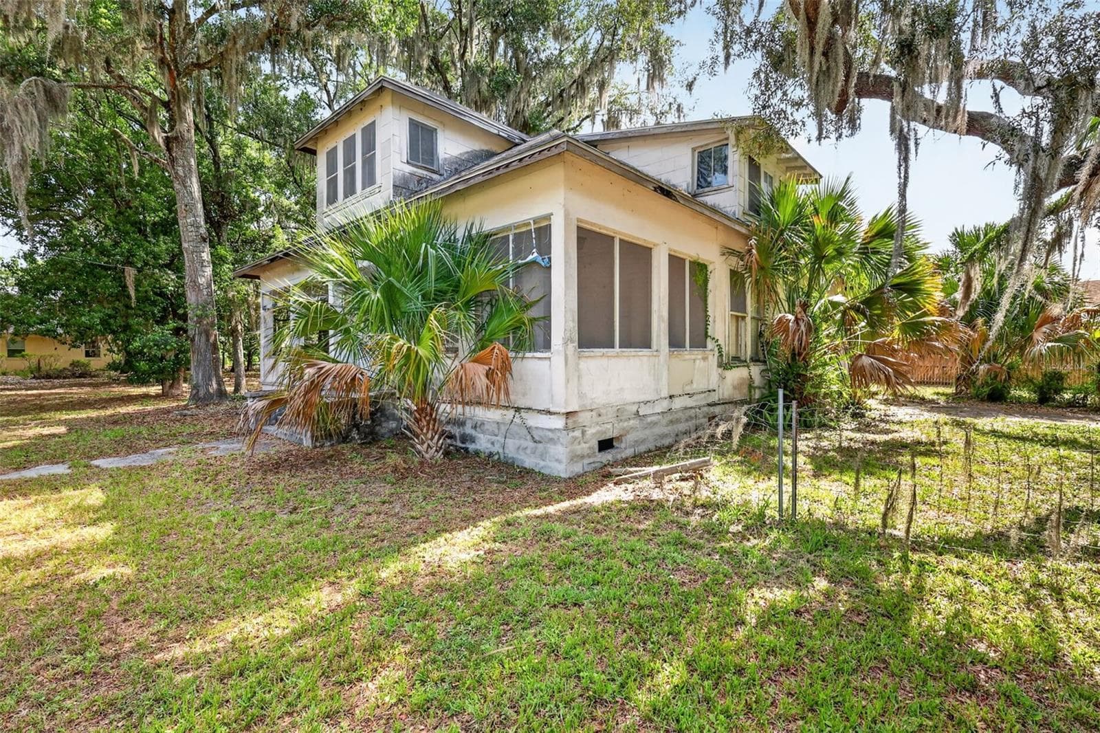 Single Family Residence at 316 N HIGHLAND ST, MOUNT DORA, photo 5 of 20