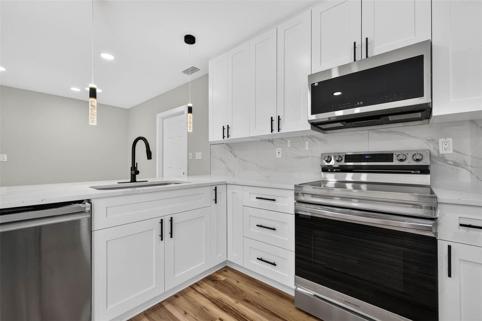 Single Family Residence at 1524 CARSON CIR NE, ST PETERSBURG, photo 9 of 38