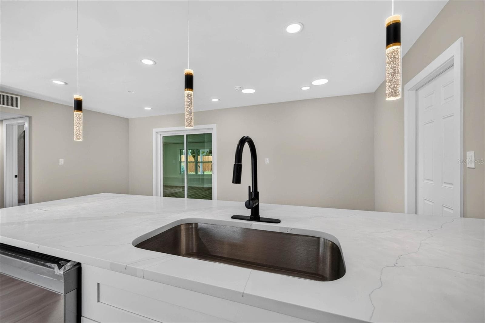 Single Family Residence at 1524 CARSON CIR NE, ST PETERSBURG, photo 10 of 38