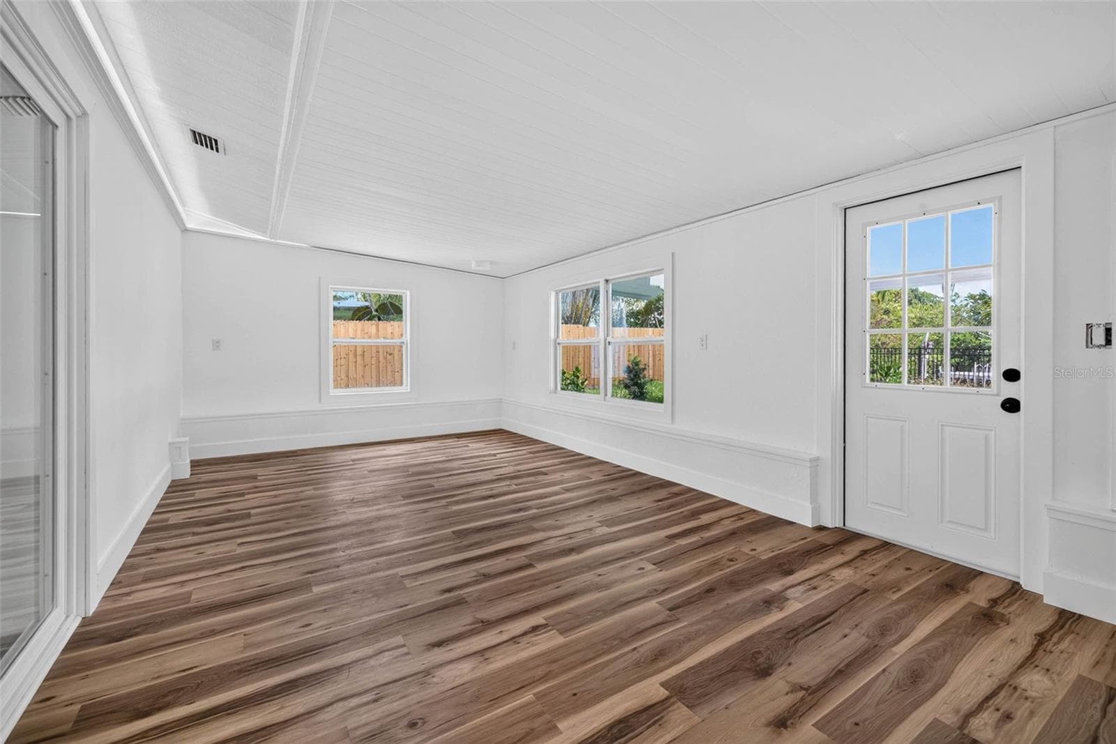 Single Family Residence at 1524 CARSON CIR NE, ST PETERSBURG, photo 18 of 38
