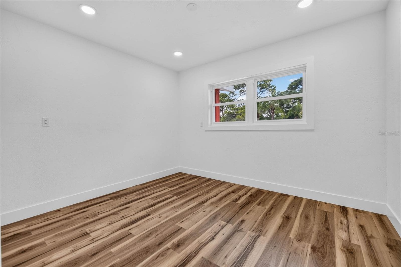 Single Family Residence at 1524 CARSON CIR NE, ST PETERSBURG, photo 19 of 38