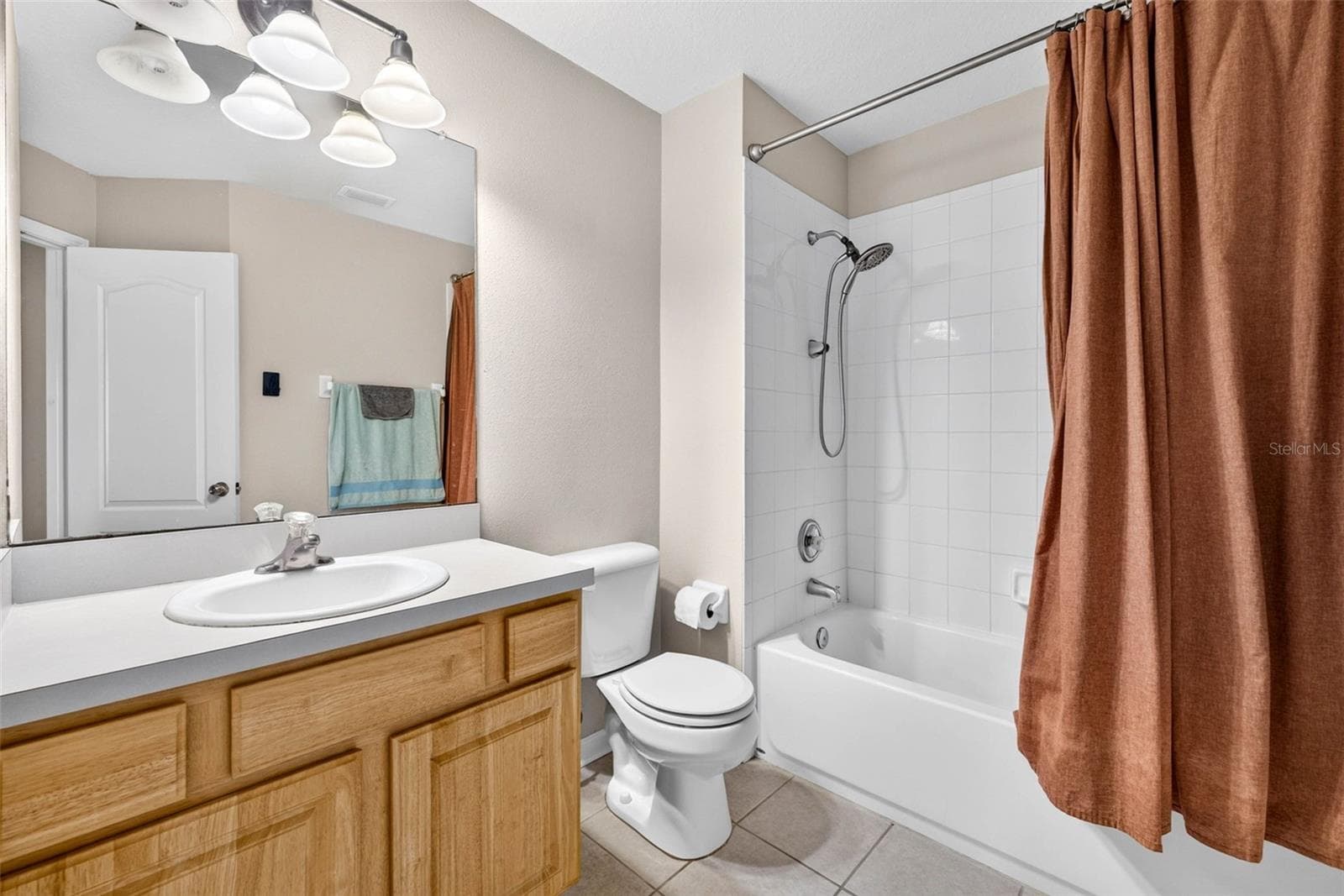 Upstairs main bath - 26624 CHIMNEY SPIRE LN, WESLEY CHAPEL