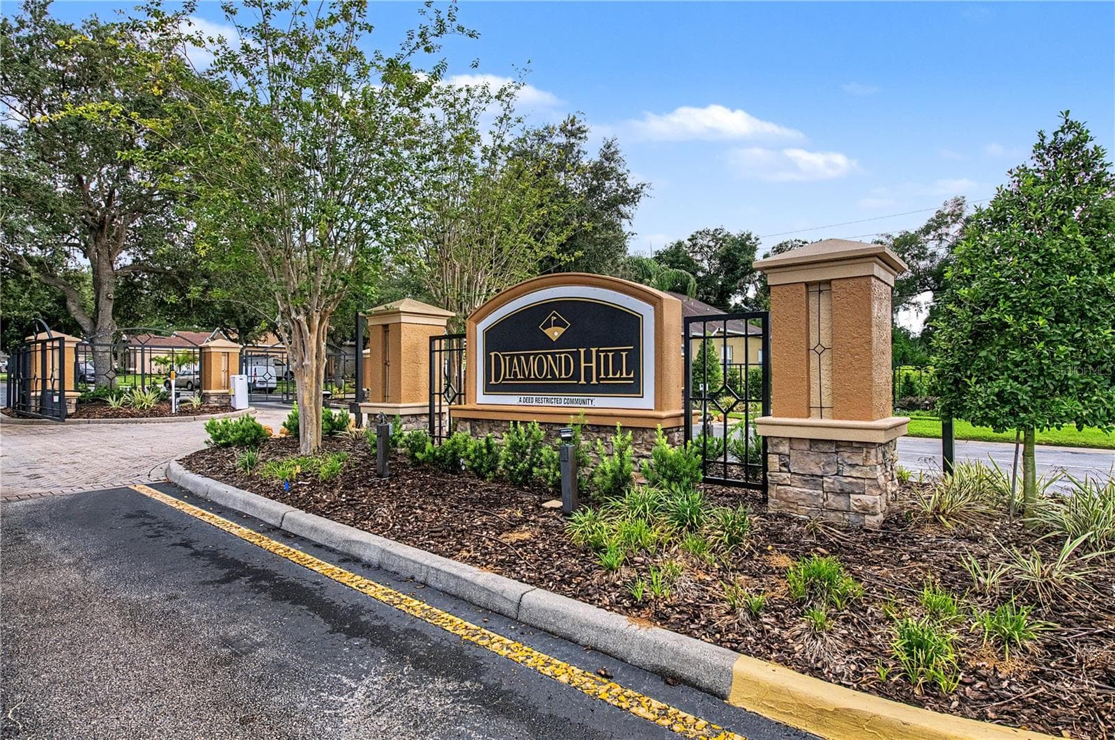 Single Family Residence at 2418 BLUE STONE CT, VALRICO, photo 2 of 110