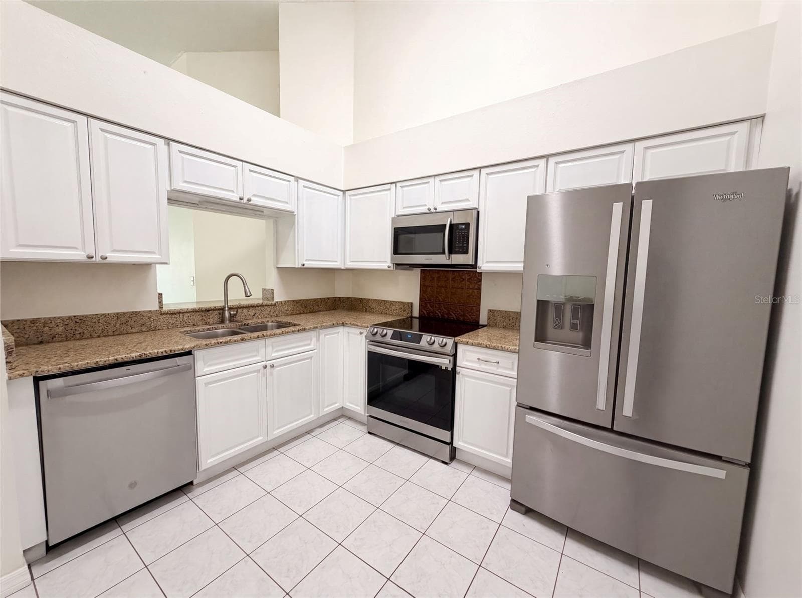 Single Family Residence at 11648 HIDDEN HOLLOW CIR, TAMPA, photo 2 of 16