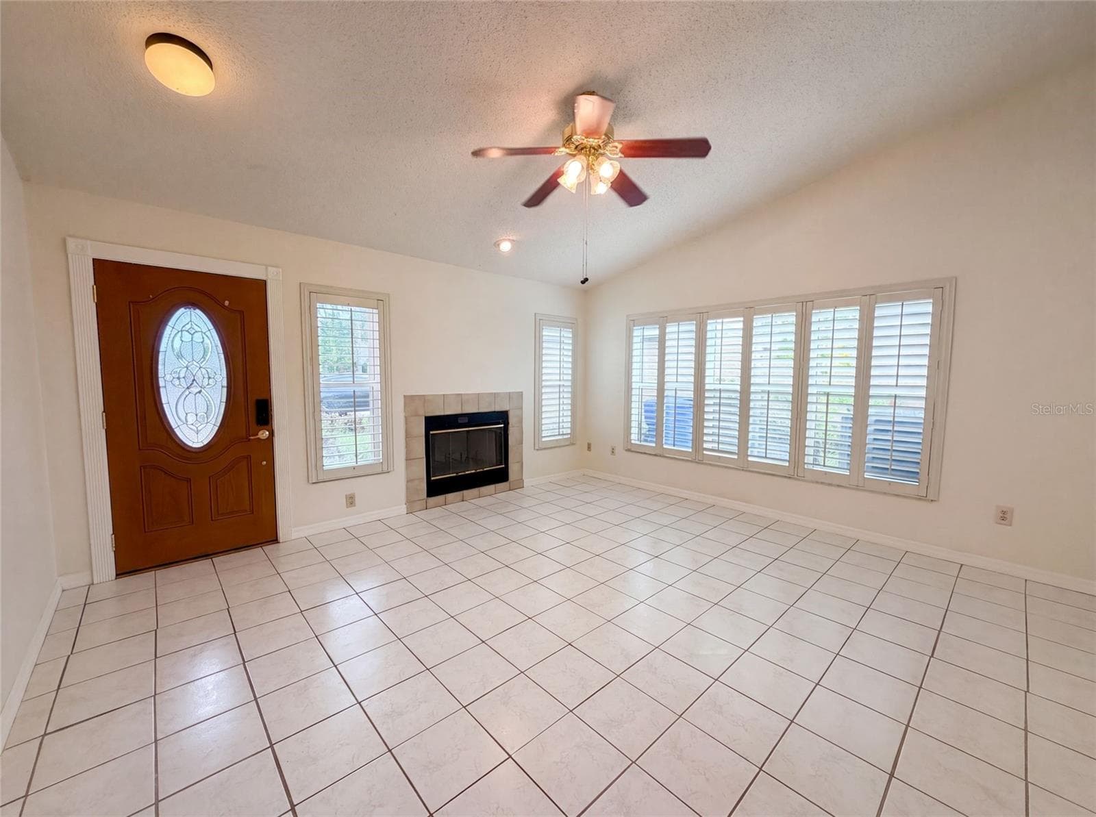 Single Family Residence at 11648 HIDDEN HOLLOW CIR, TAMPA, photo 3 of 16