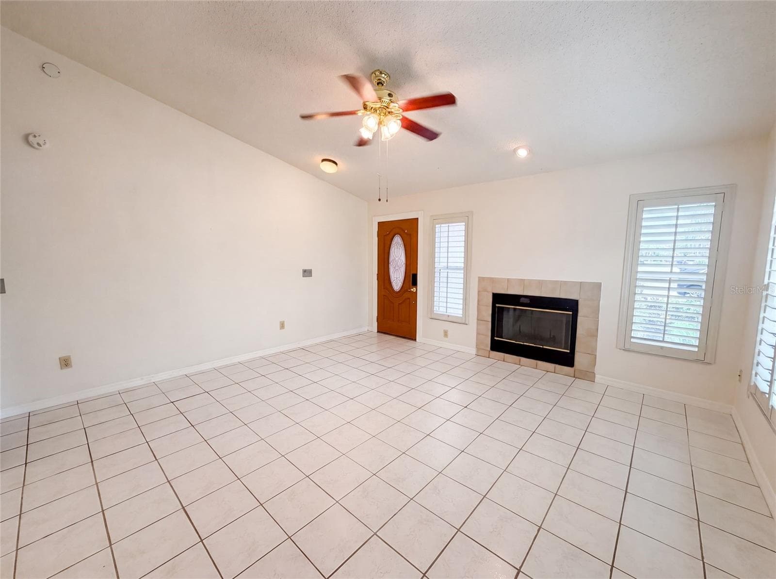 Single Family Residence at 11648 HIDDEN HOLLOW CIR, TAMPA, photo 6 of 16