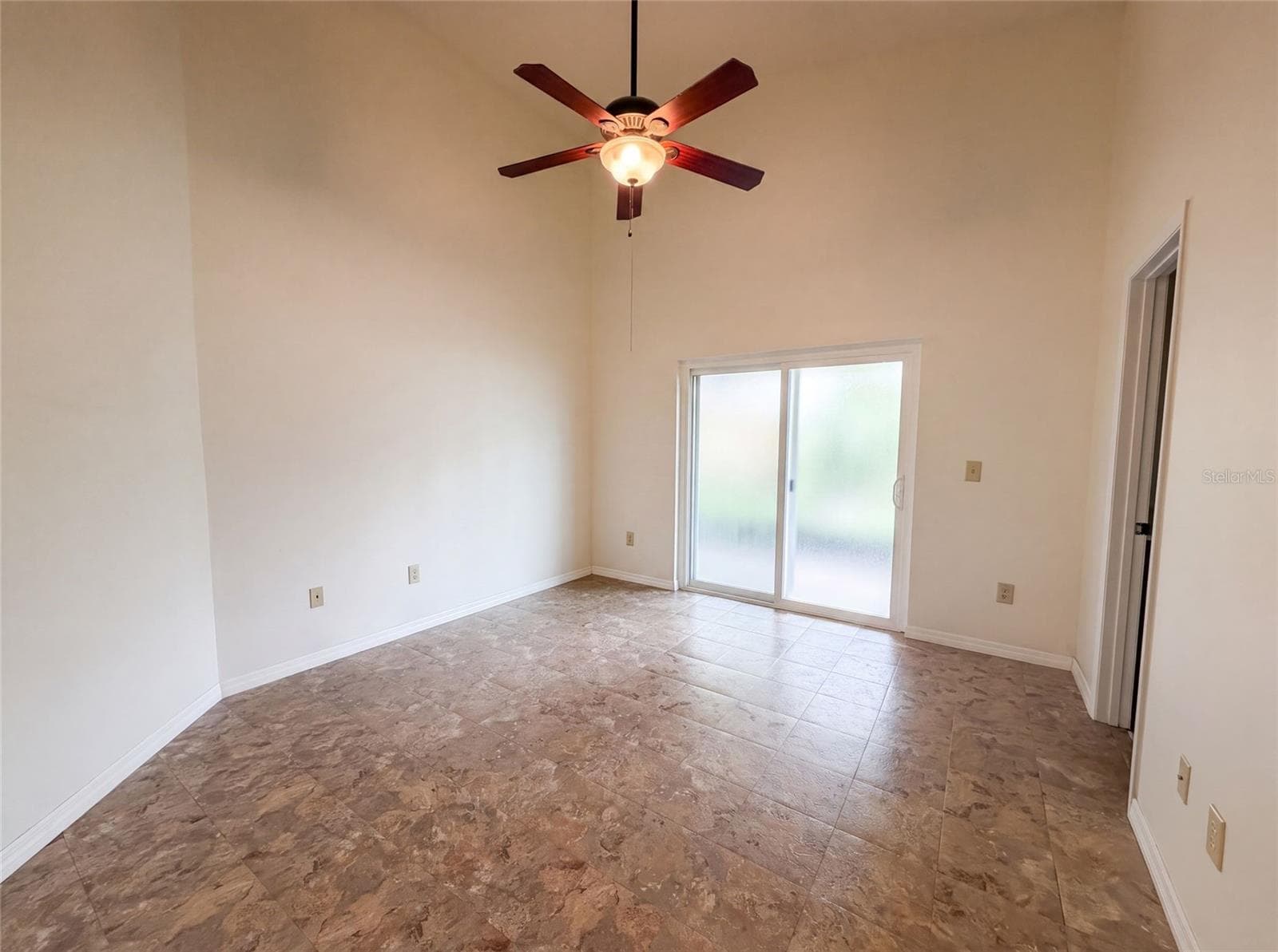 Single Family Residence at 11648 HIDDEN HOLLOW CIR, TAMPA, photo 7 of 16
