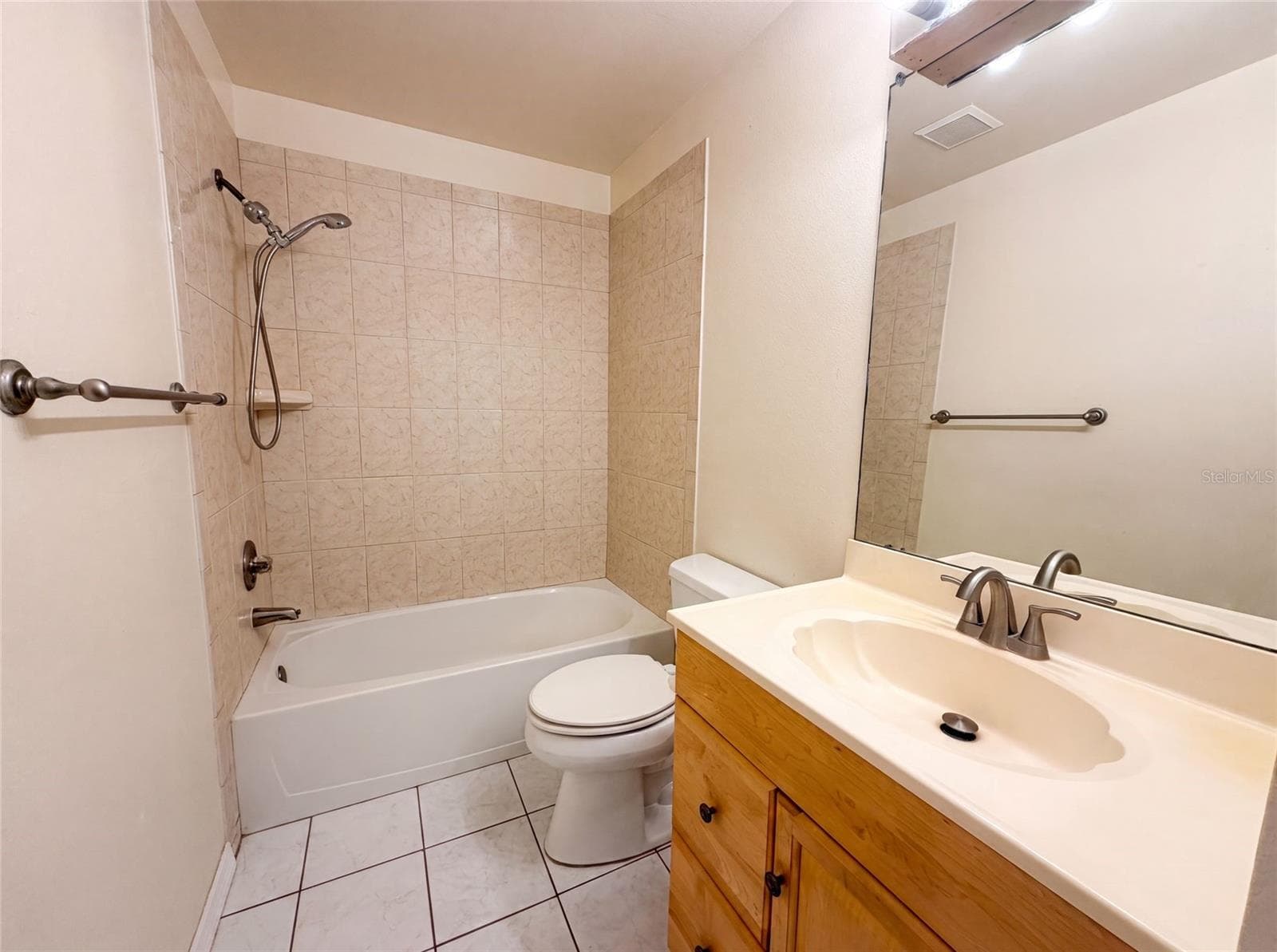 Single Family Residence at 11648 HIDDEN HOLLOW CIR, TAMPA, photo 8 of 16