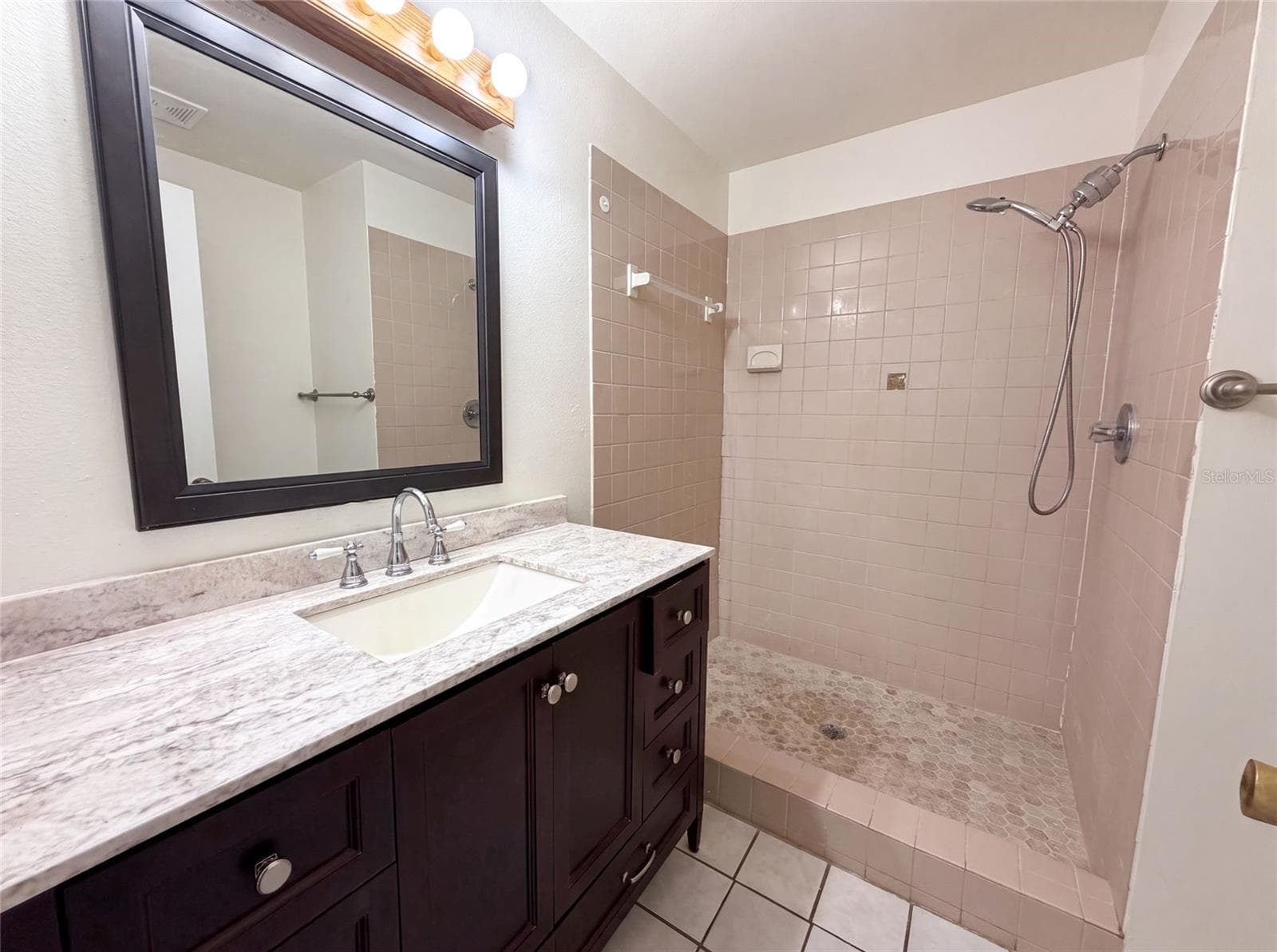 Single Family Residence at 11648 HIDDEN HOLLOW CIR, TAMPA, photo 9 of 16