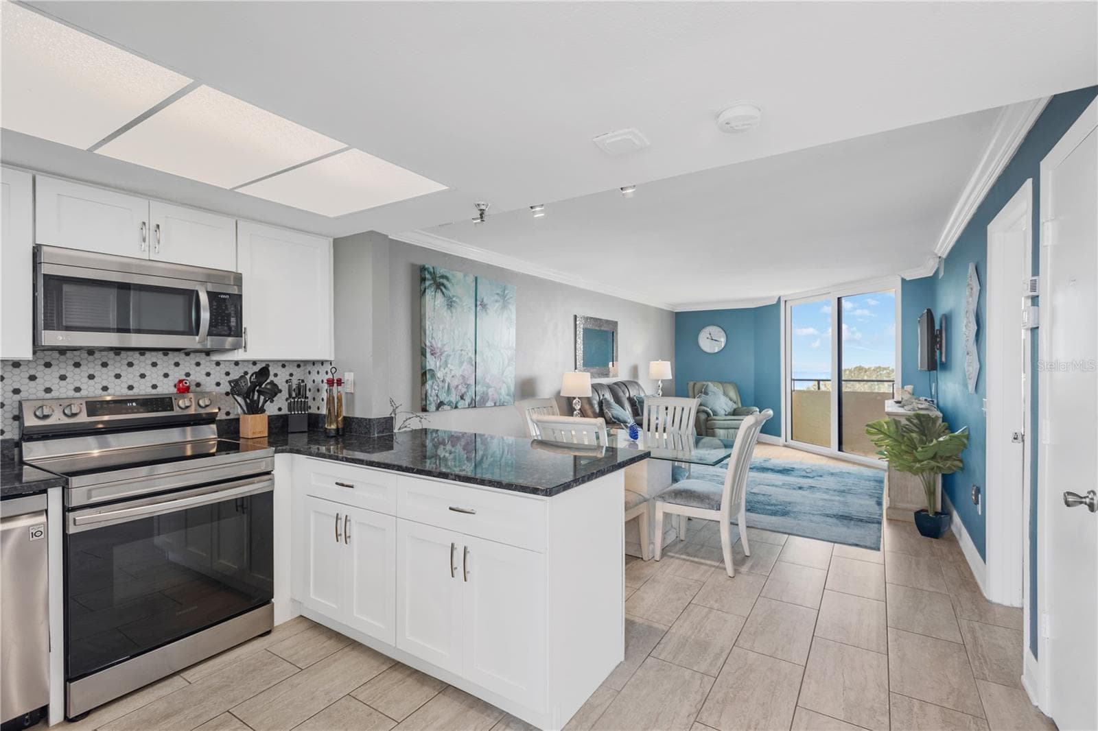 Light, bright and spacious ~ with a crisp coastal flair this unit provides the ultimate coastal retreat. - 5915 SEA RANCH DR #503, HUDSON