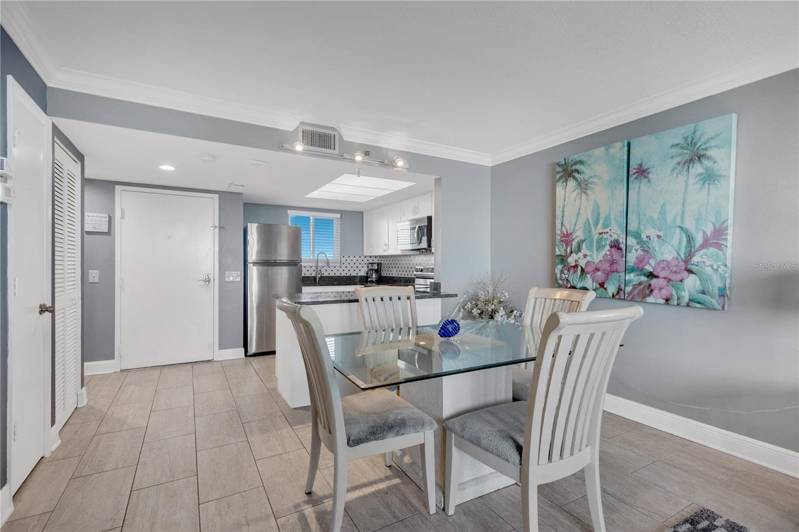 Separate dining area can accomodate a number of guests with ease. - 5915 SEA RANCH DR #503, HUDSON