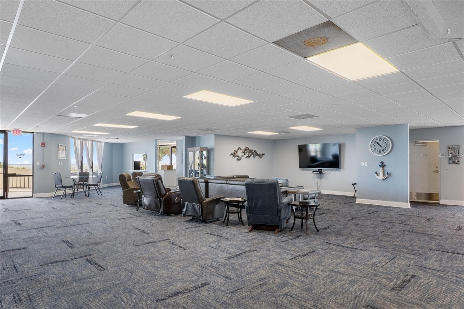 Clubhouse gathering area where many a Super Bowl have been enjoyed. - 5915 SEA RANCH DR #503, HUDSON