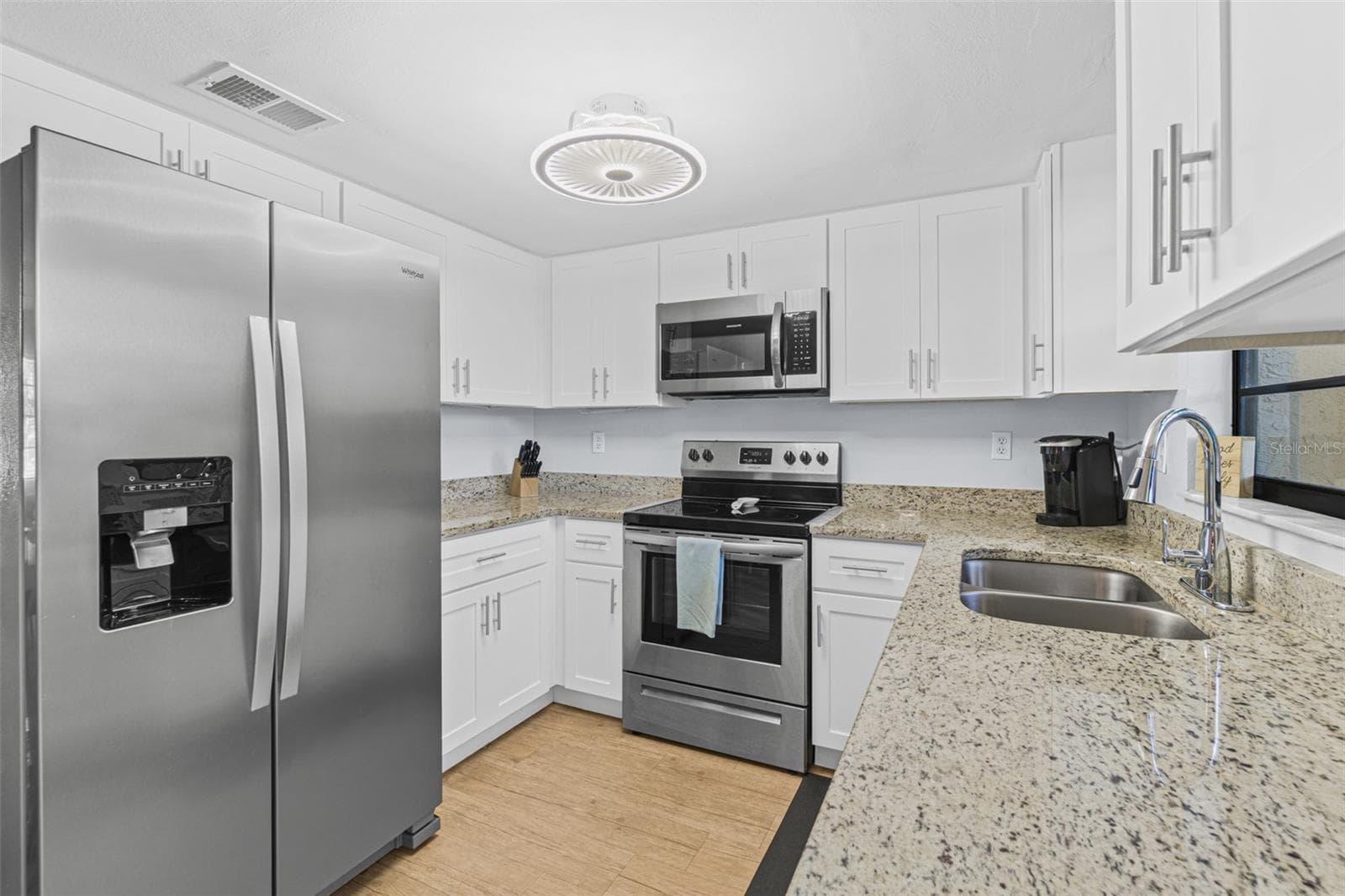 Updated Kitchen - 117 HARBOR DR, CAPE CANAVERAL